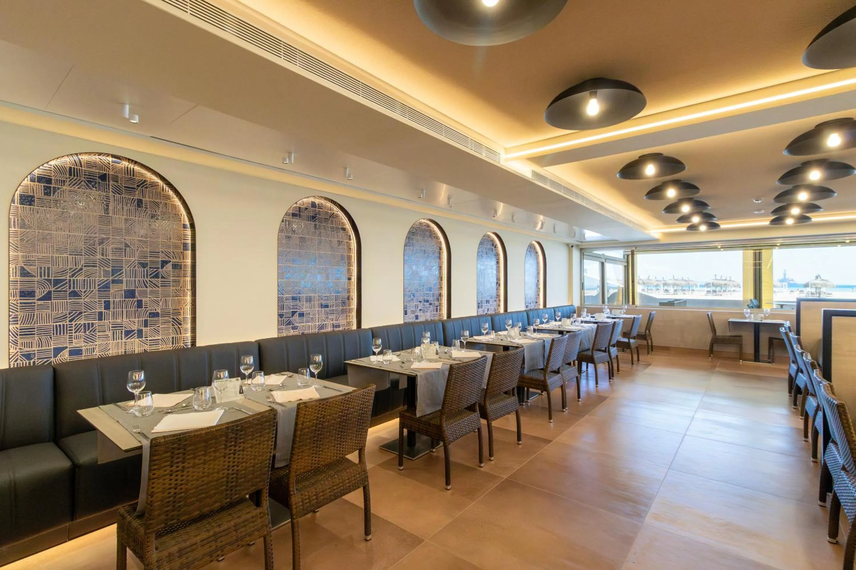 Restaurant/places to eat in Golden Donaire Beach