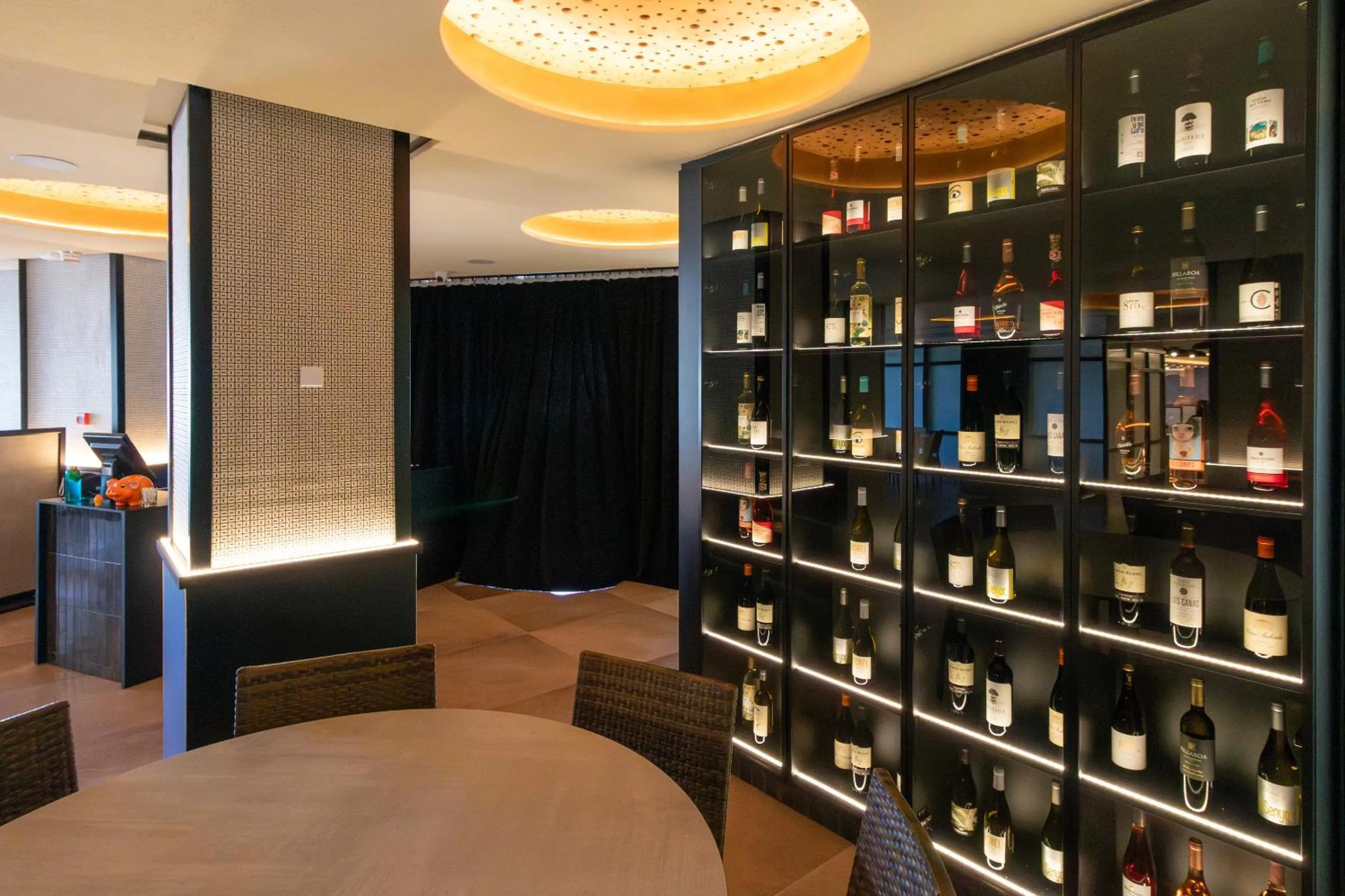 Restaurant/places to eat in Golden Donaire Beach