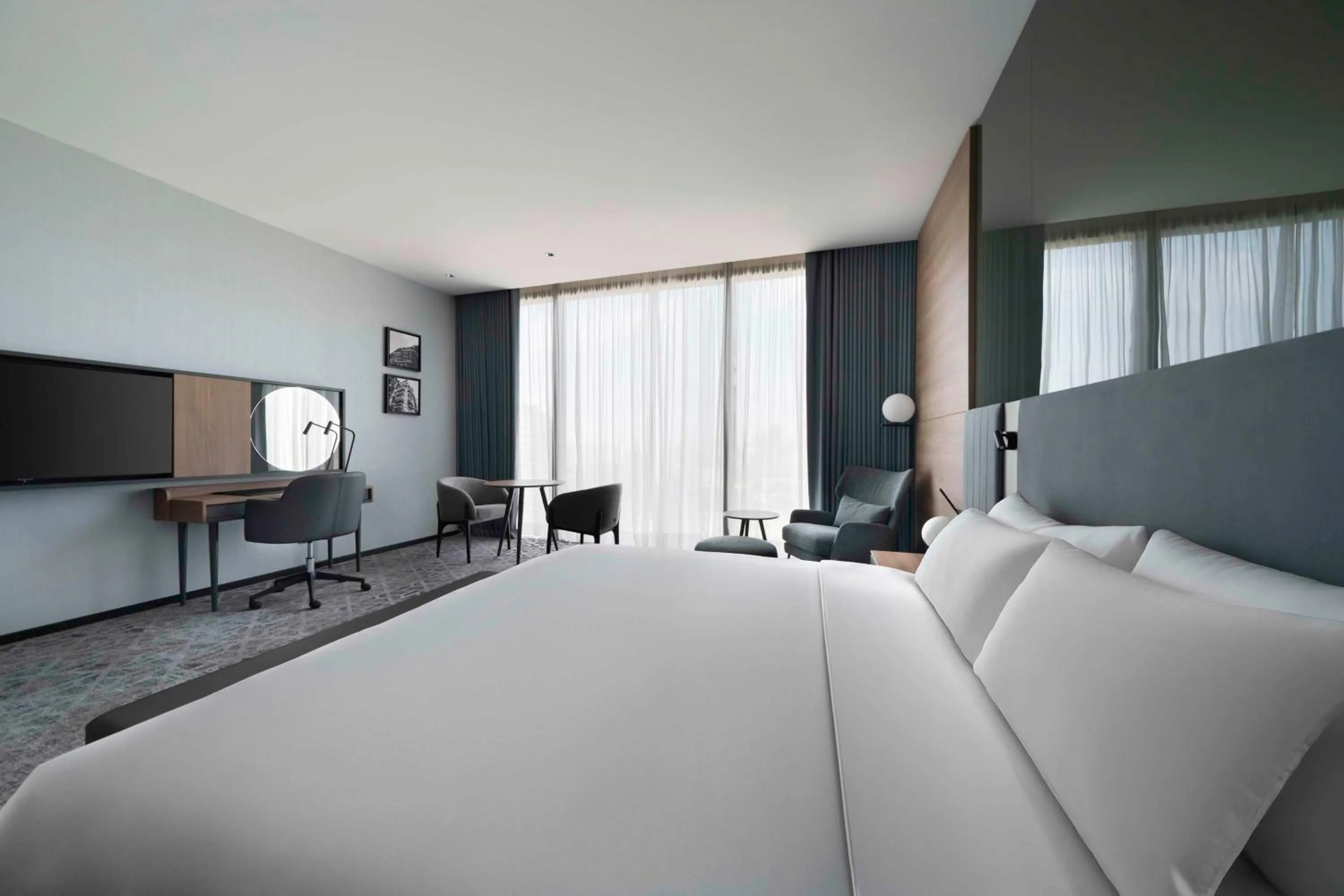 Bedroom, Bed in Radisson Blu Hotel, Riyadh Al Sahafa