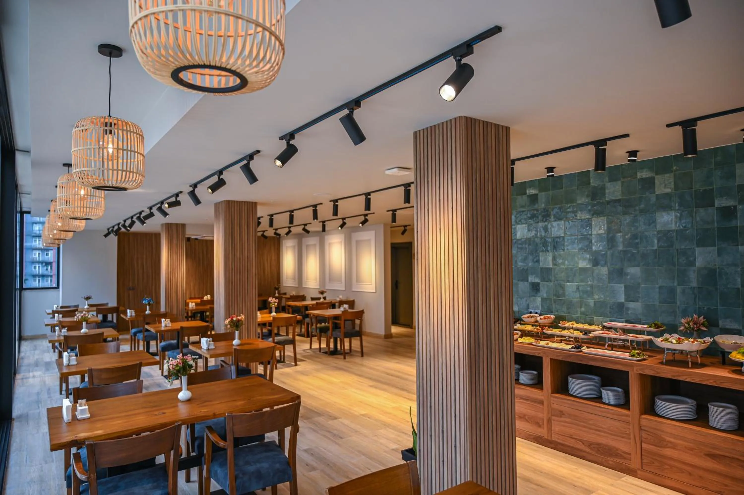 Restaurant/places to eat in Landmark Hotel