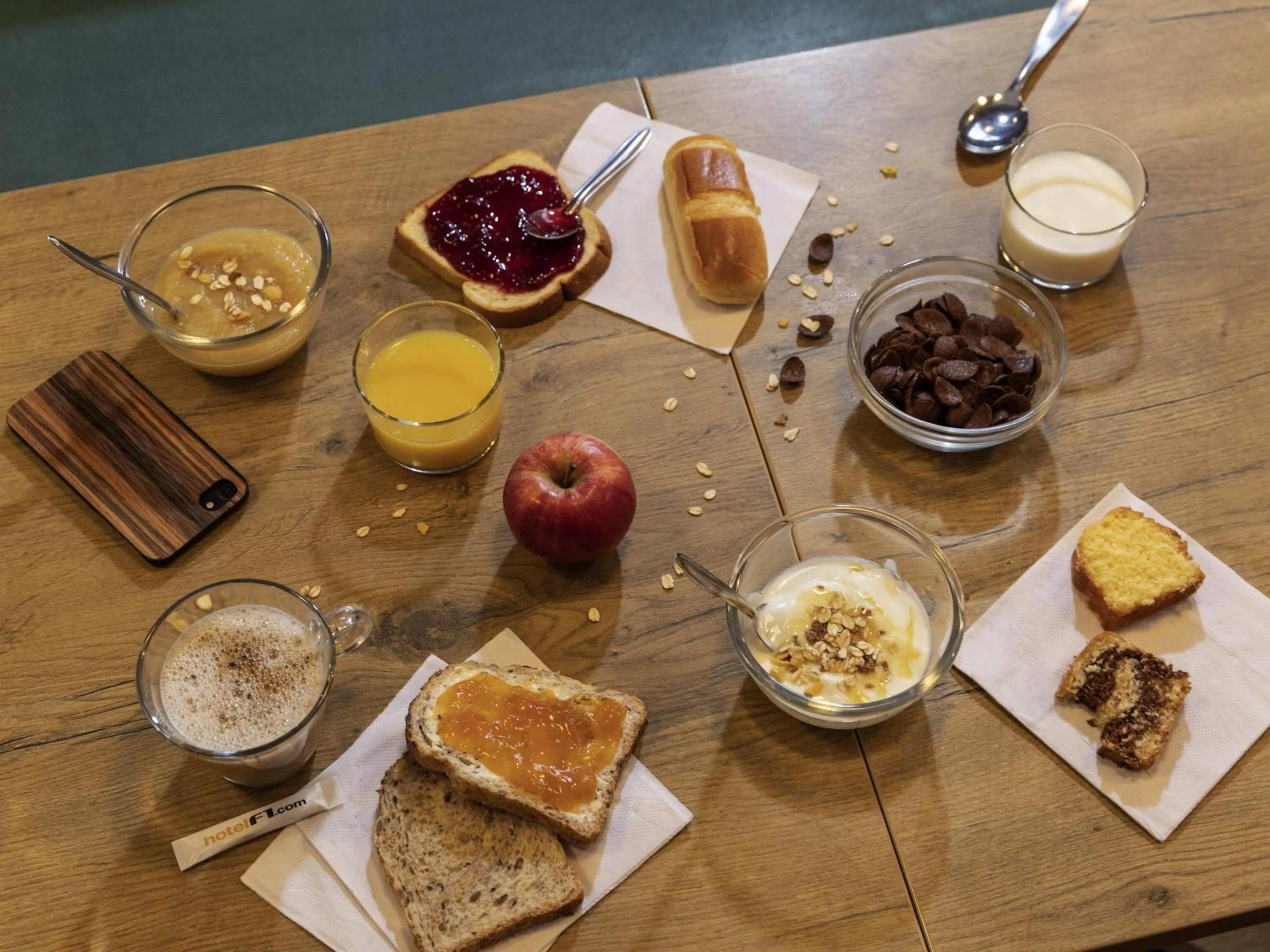Breakfast in HotelF1 Paris Saint Ouen Marché Aux Puces