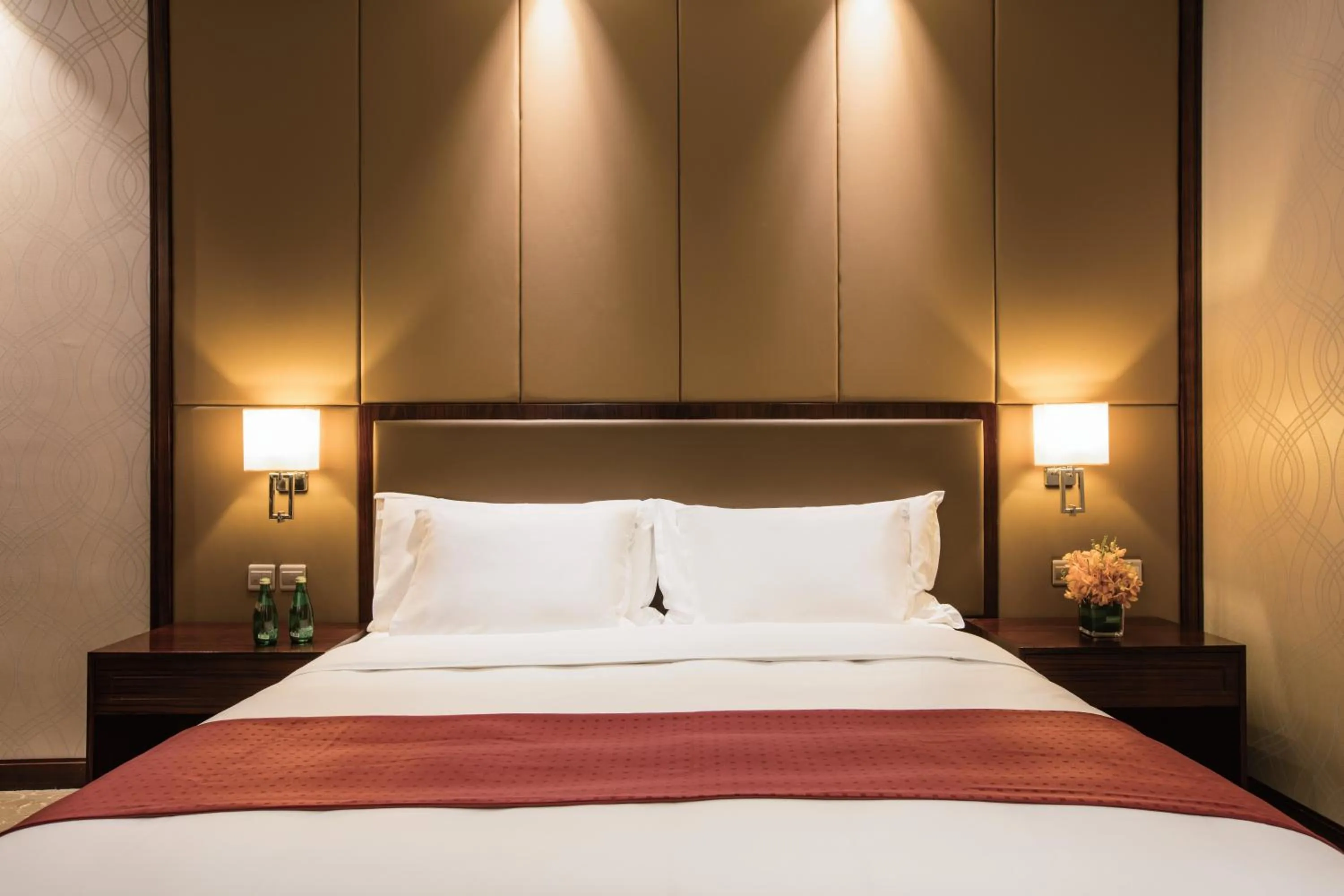 Photo of the whole room, Bed in Holiday Inn Beijing Airport Zone by IHG