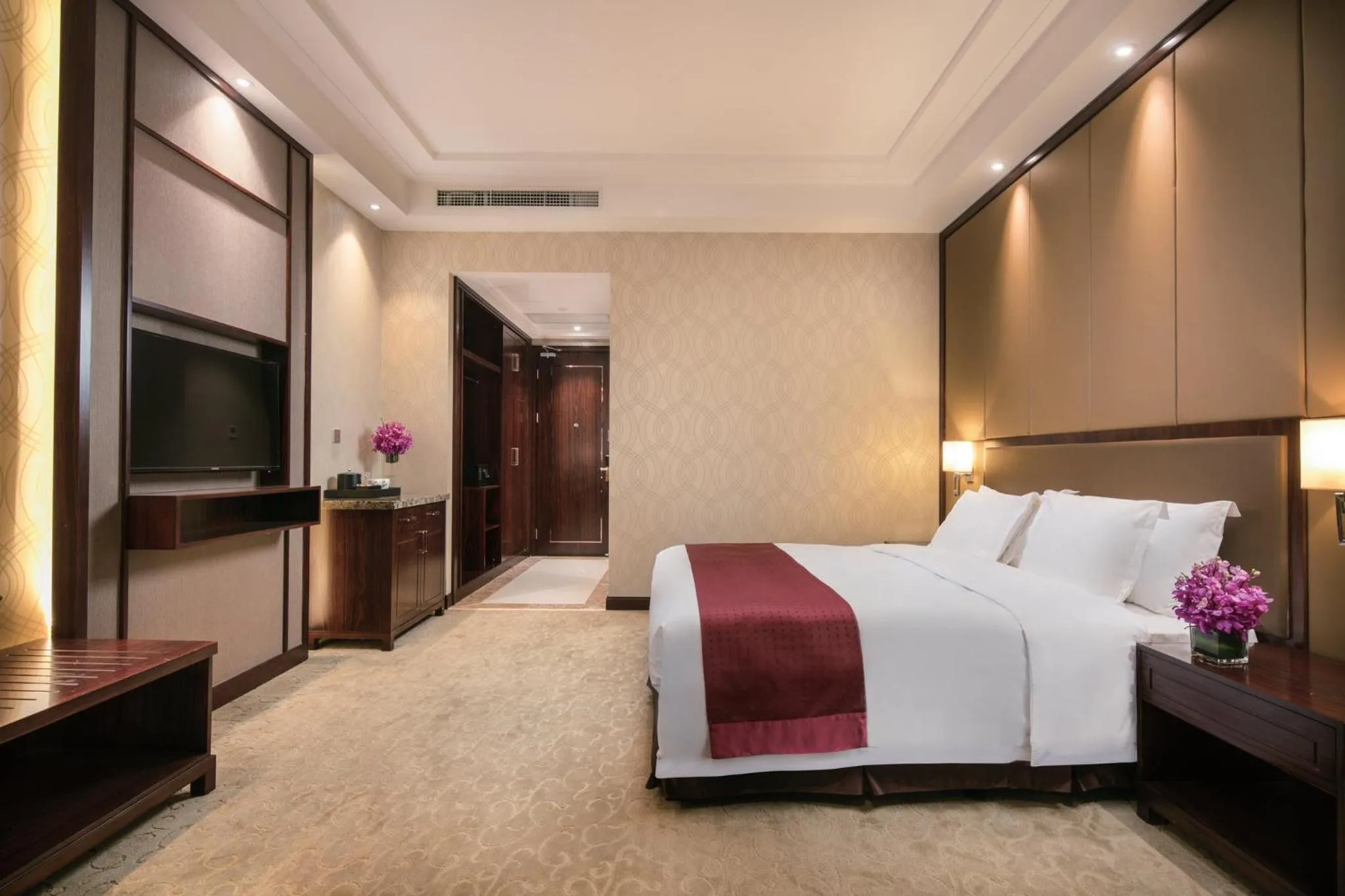 Photo of the whole room, Bed in Holiday Inn Beijing Airport Zone by IHG