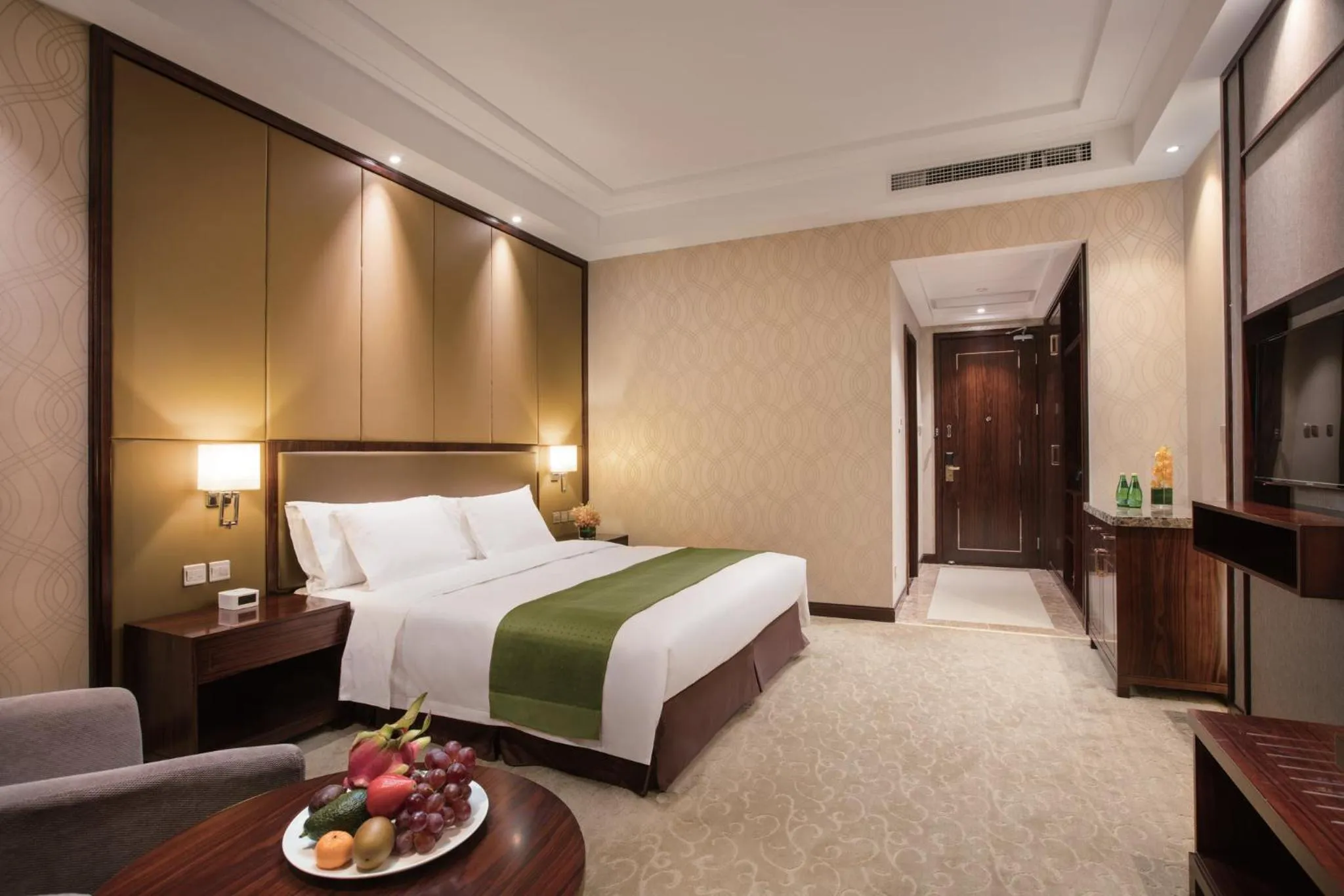 Photo of the whole room, Bed in Holiday Inn Beijing Airport Zone by IHG
