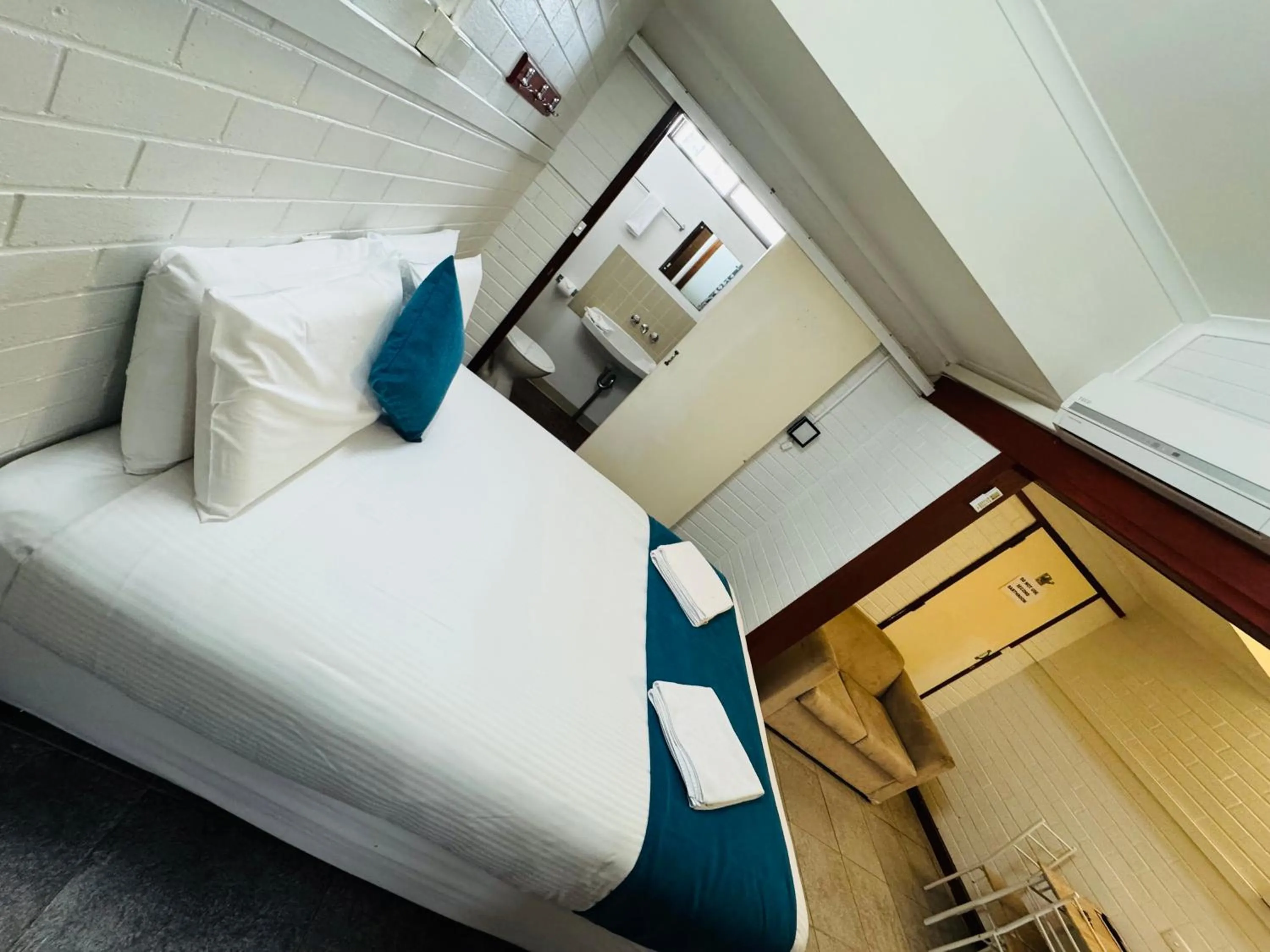 Bed in Railway Lodge Motel