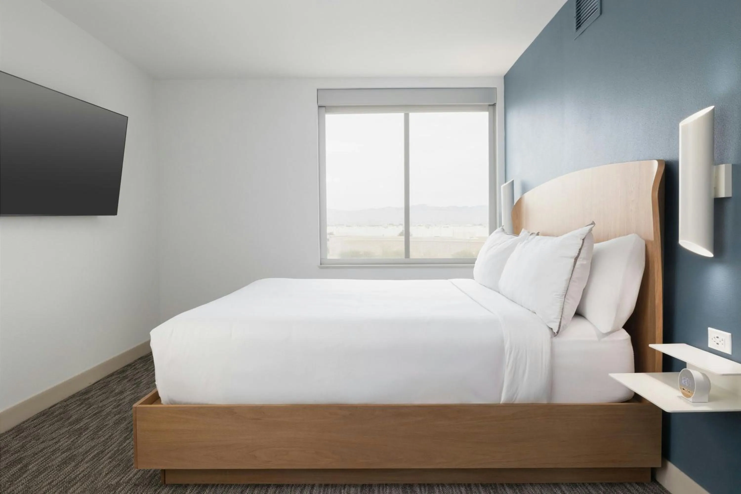 Photo of the whole room, Bed in Element Las Vegas Airport