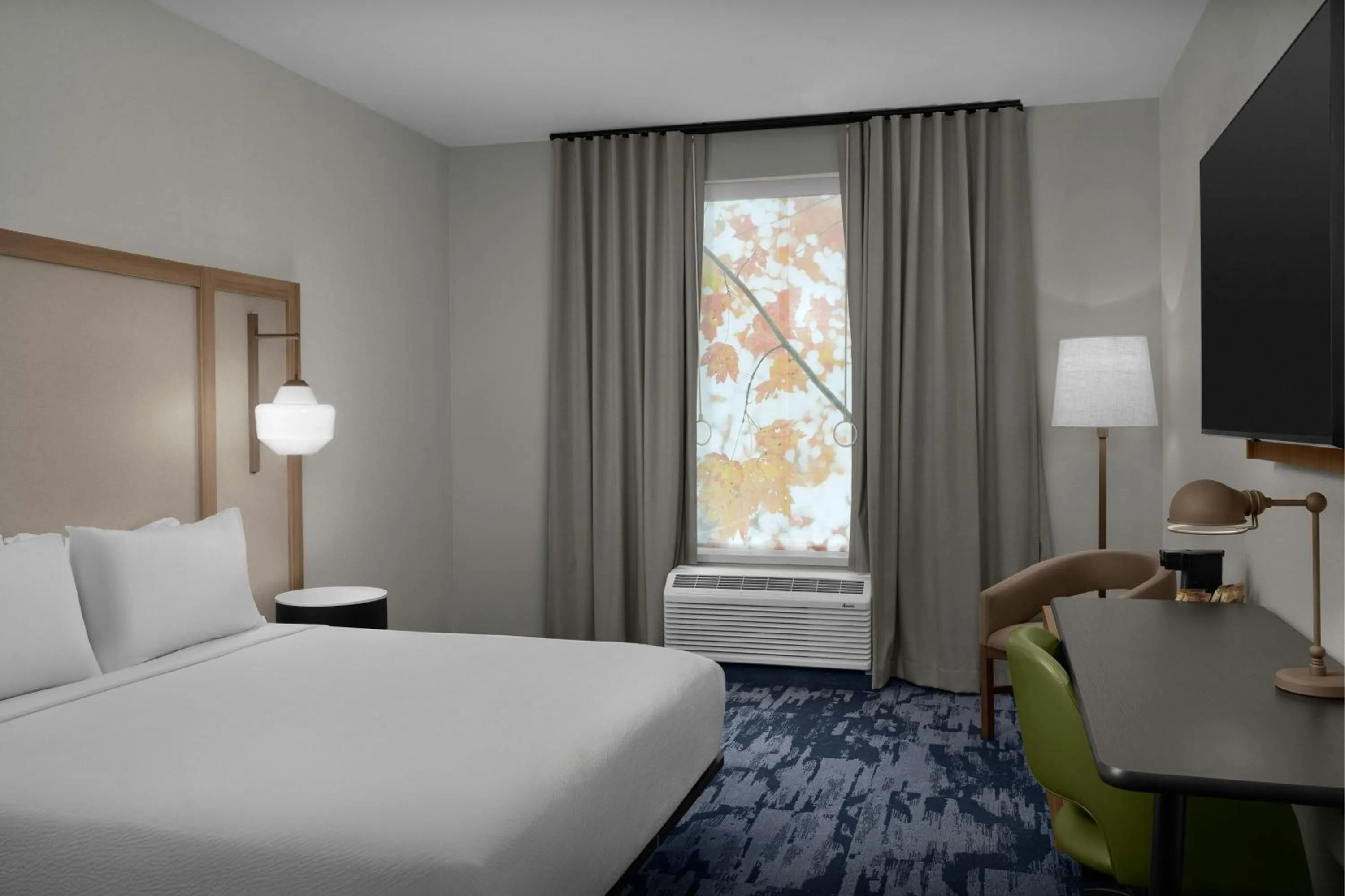 Photo of the whole room, Bed in Fairfield Inn & Suites Weldon