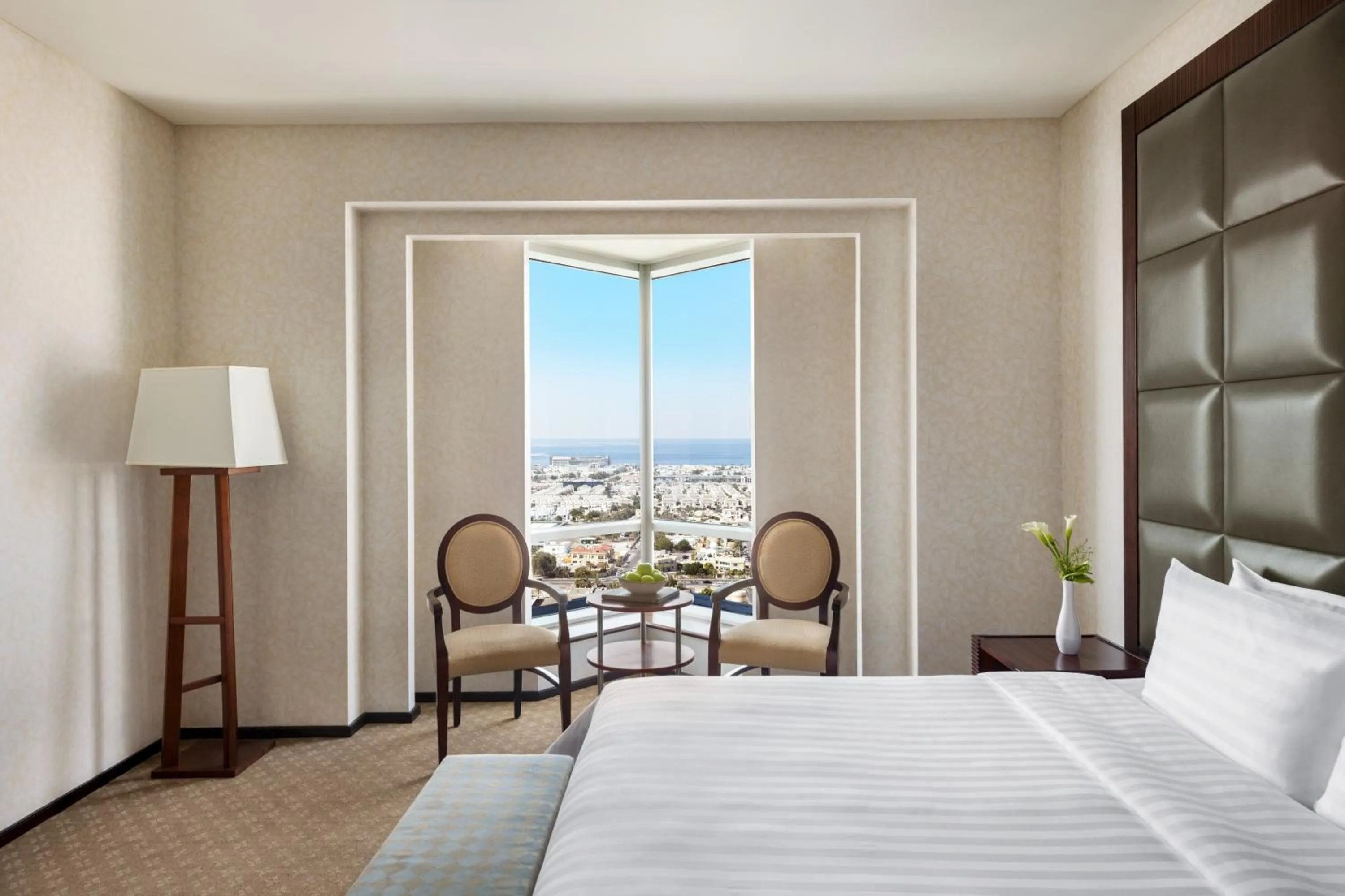 Sea view, Bed in Shangri-La Apartments