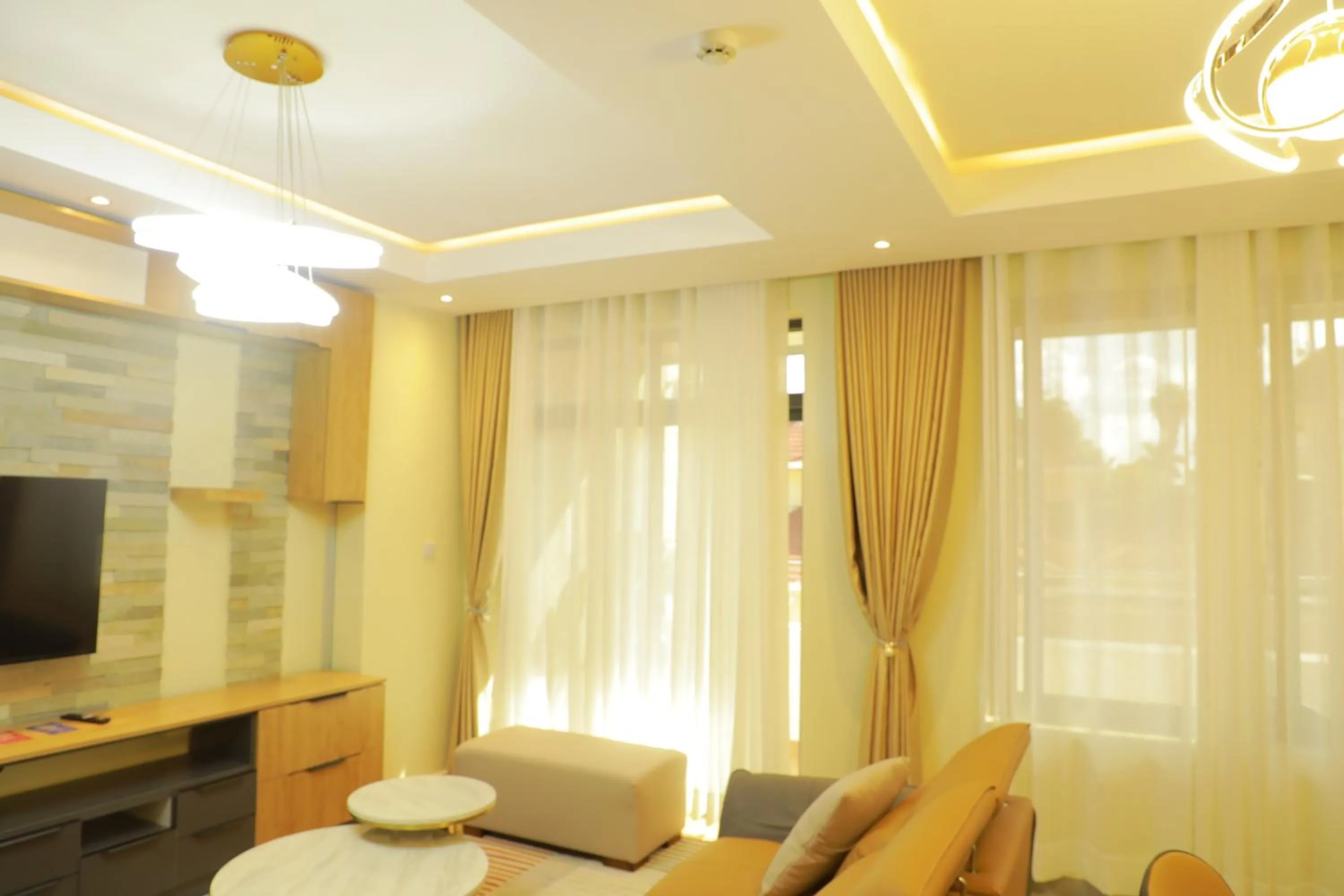 Communal lounge/ TV room in Victory Villa Apartment hotel