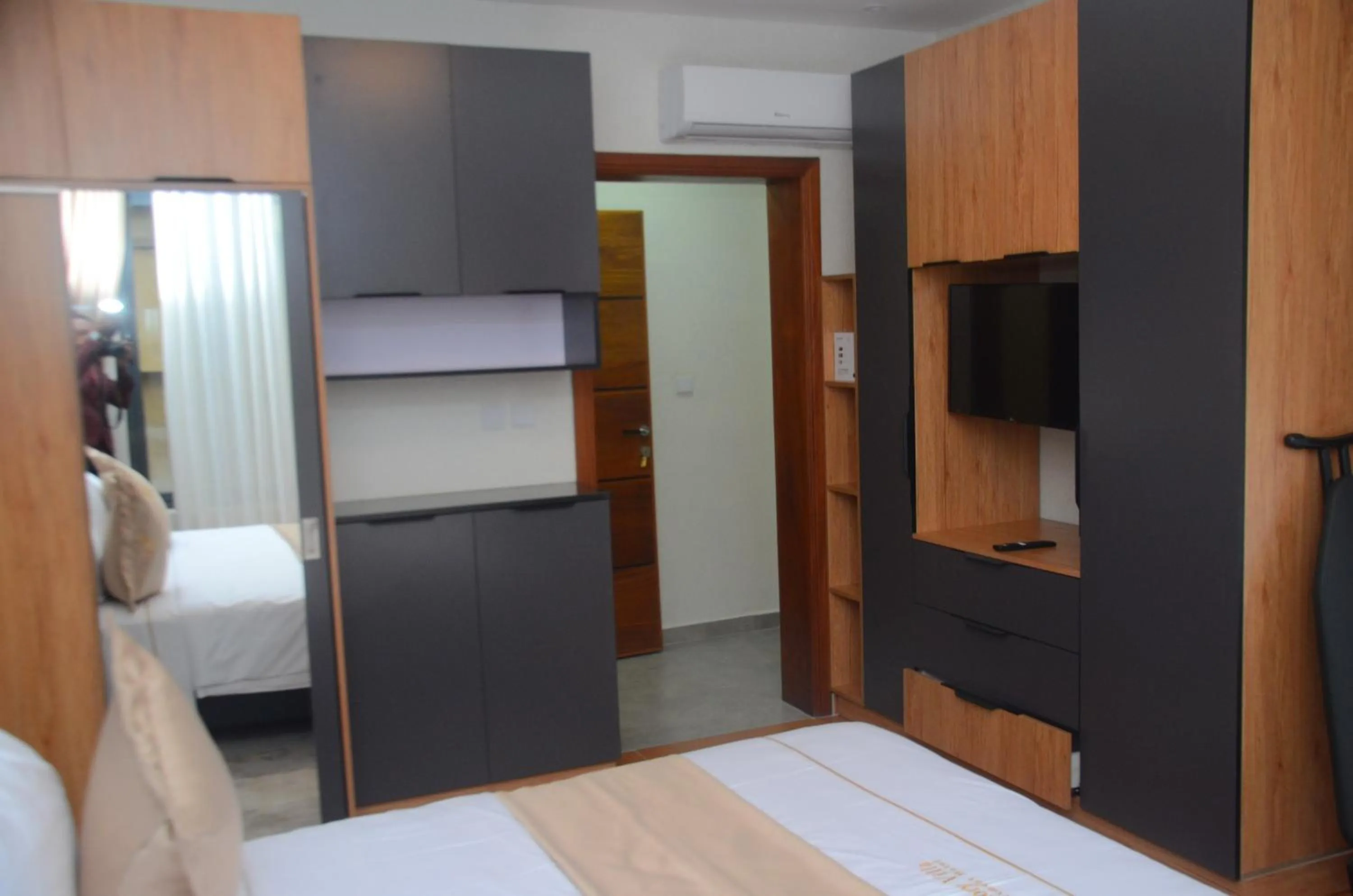 Communal lounge/ TV room in Victory Villa Apartment hotel