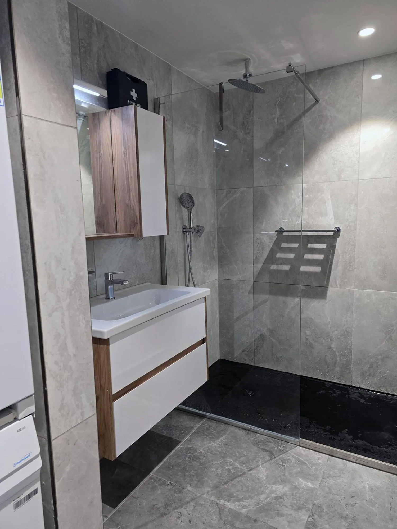 Shower in Mercury Suites - Skydream Getaways