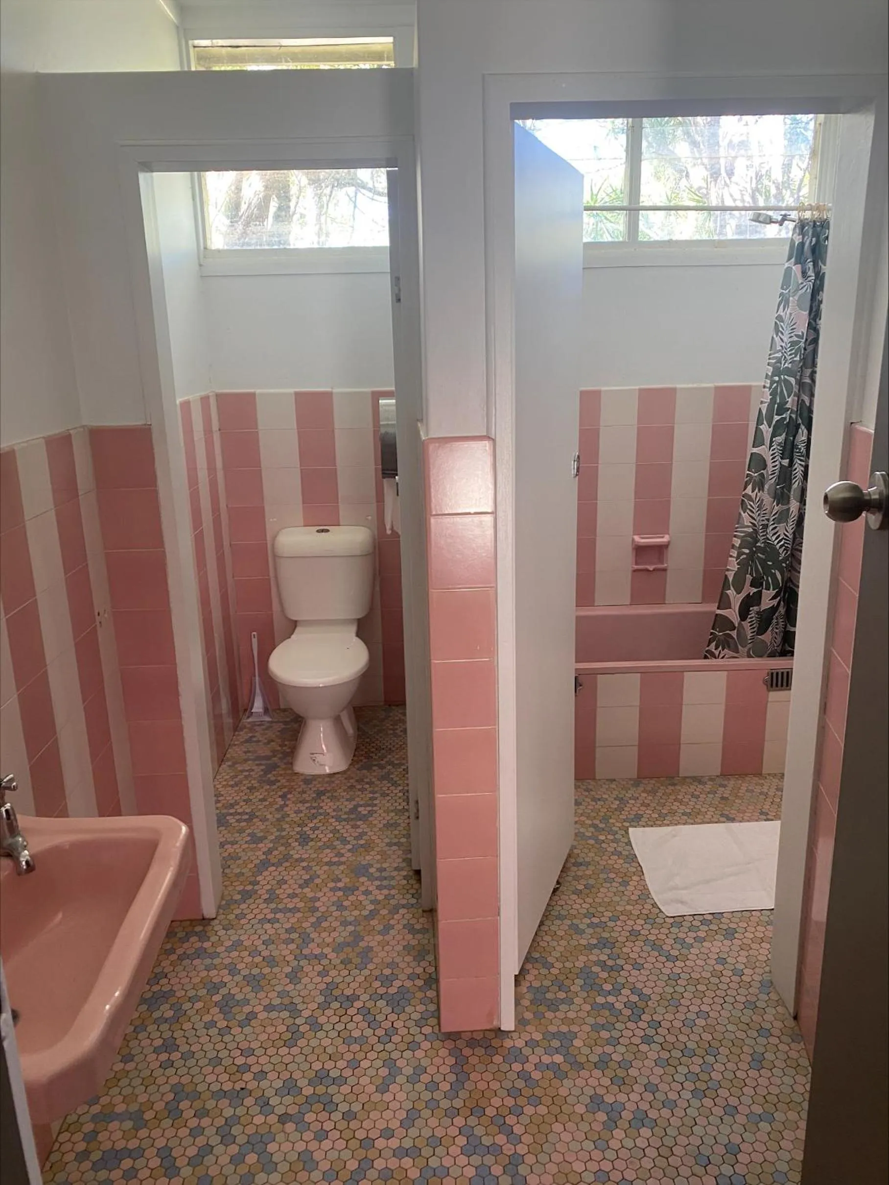 Bathroom in Rod 'N' Reel Hotel Motel Woodburn