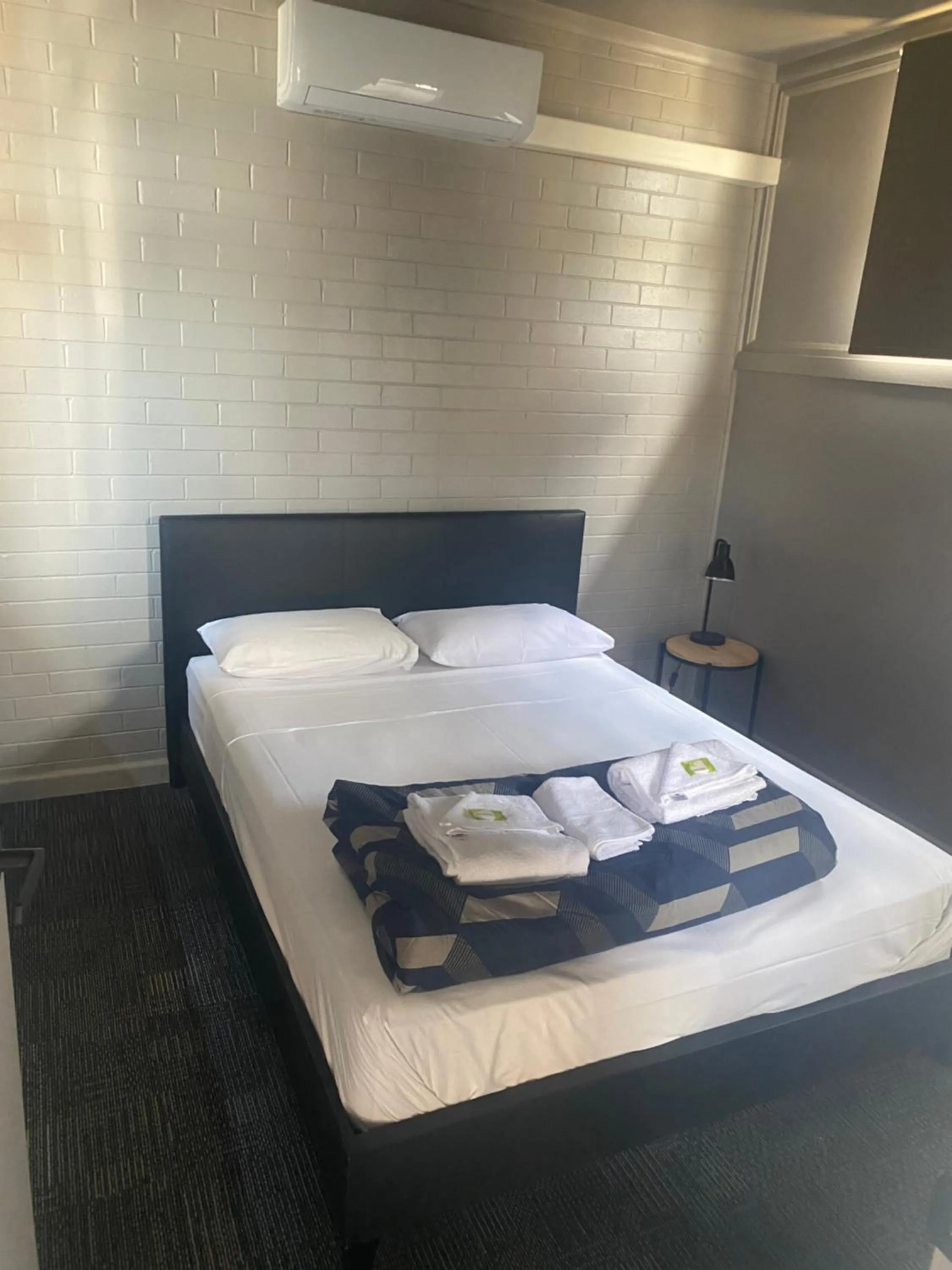 Bedroom, Bed in Rod 'N' Reel Hotel Motel Woodburn