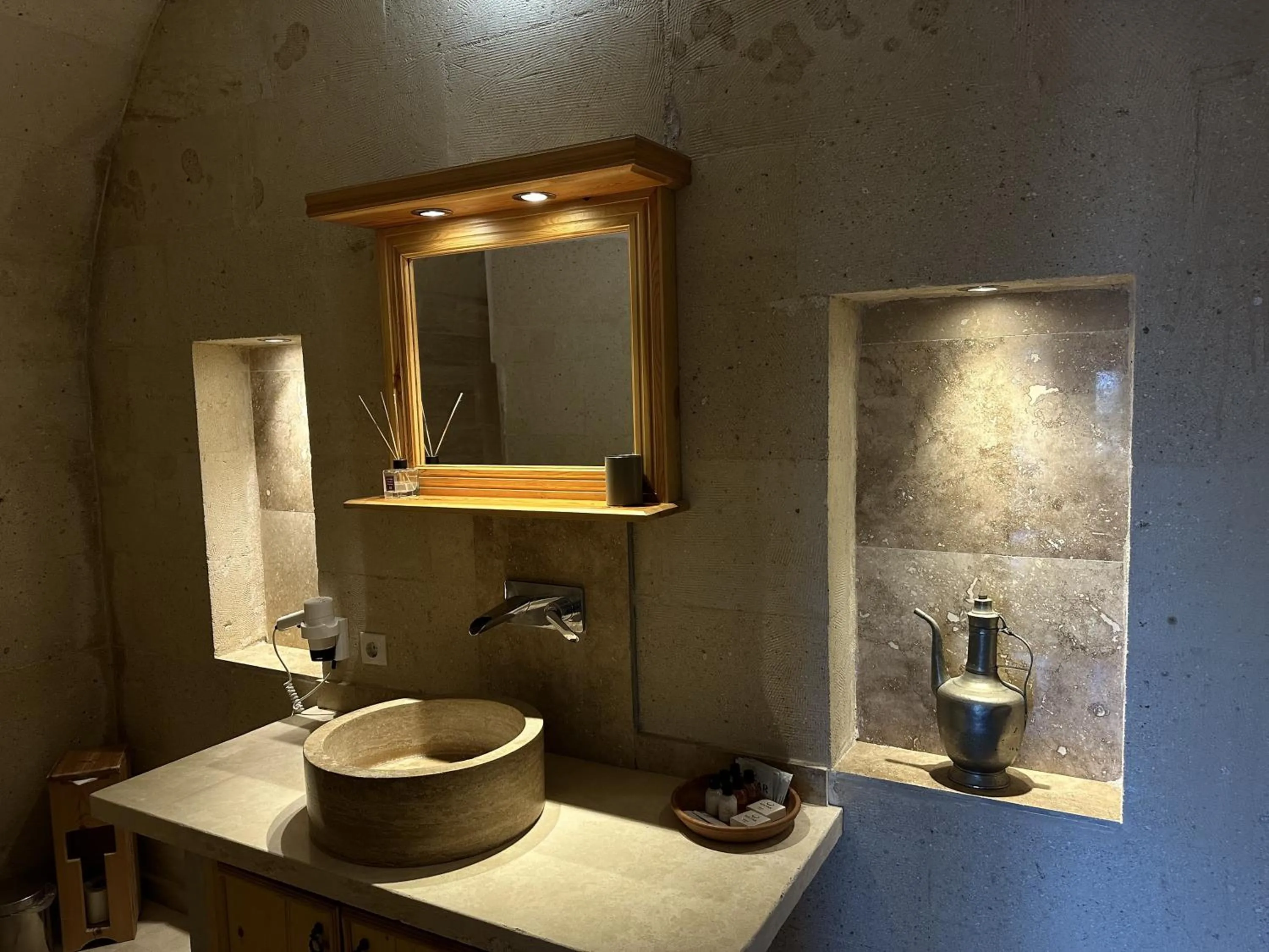 Shower in Kistar Cave Hotel