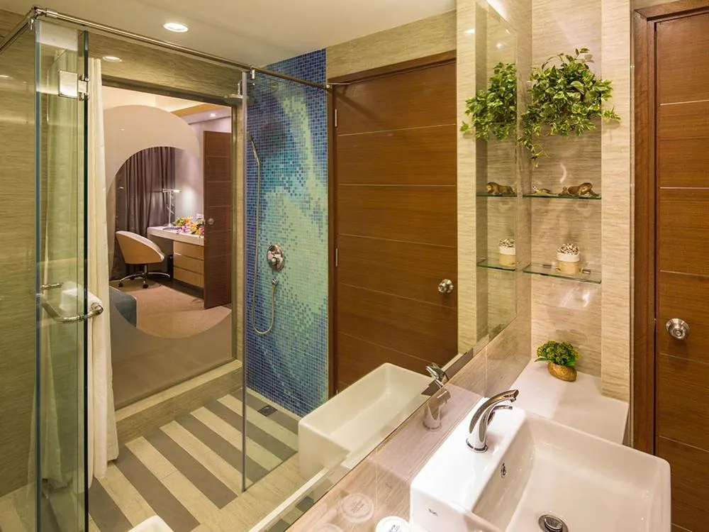Shower in Republic of Singapore Yacht Club