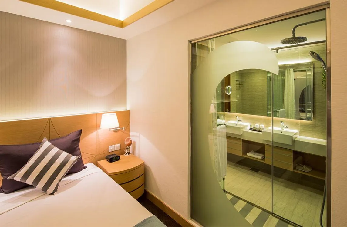 Shower, Bed in Republic of Singapore Yacht Club