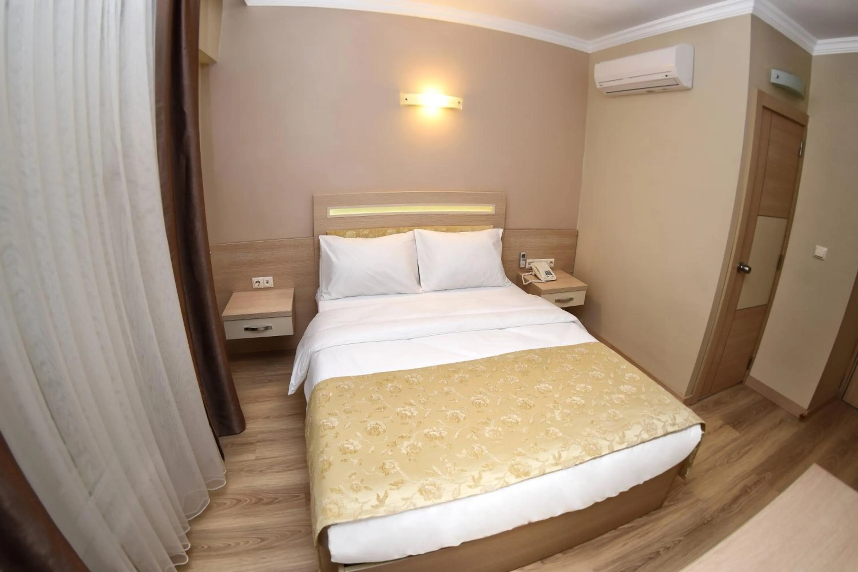 Photo of the whole room, Bed in Sonerbey Otel