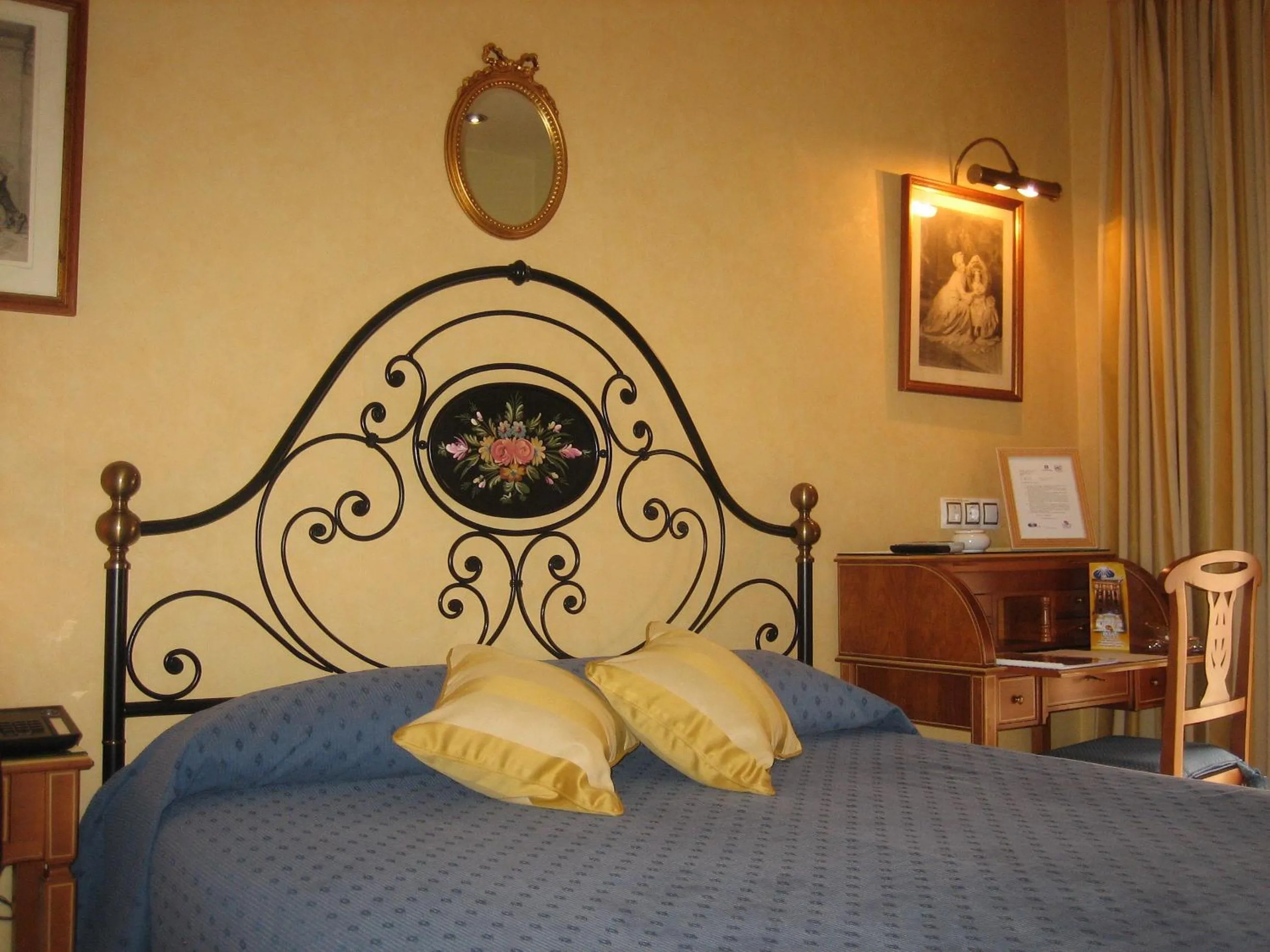 Bed in Hotel Santiago