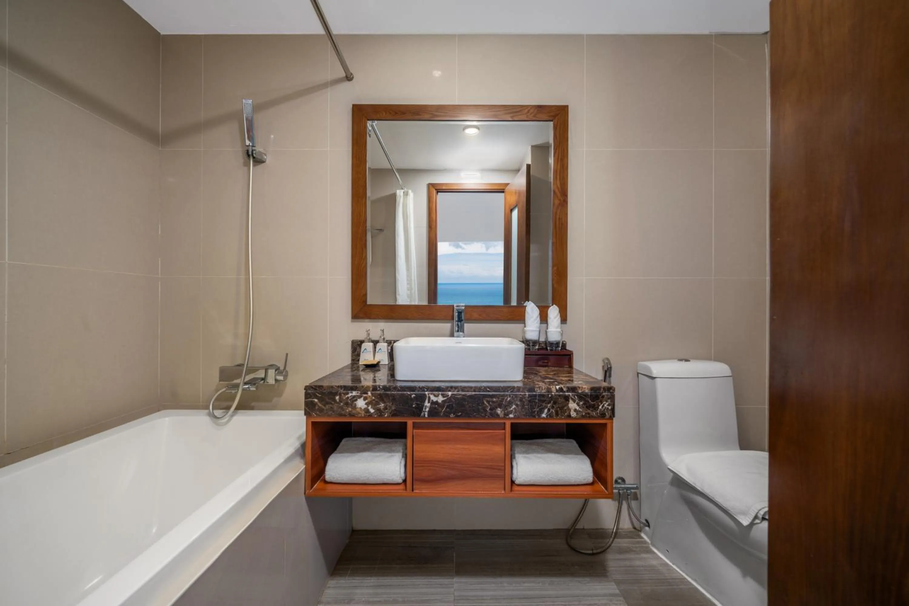 Toilet in Avatar Danang Hotel