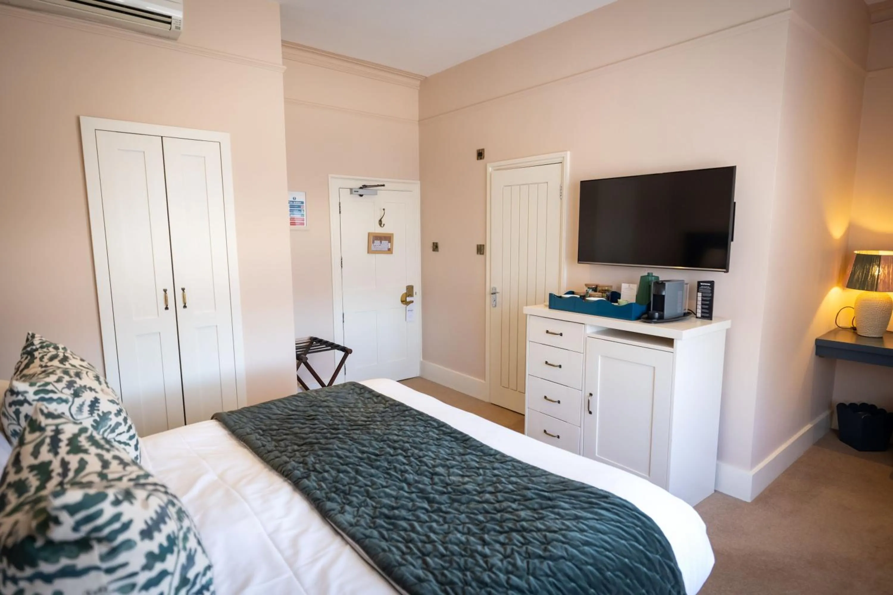 Photo of the whole room, Bed in Tewinbury Farm Hotel