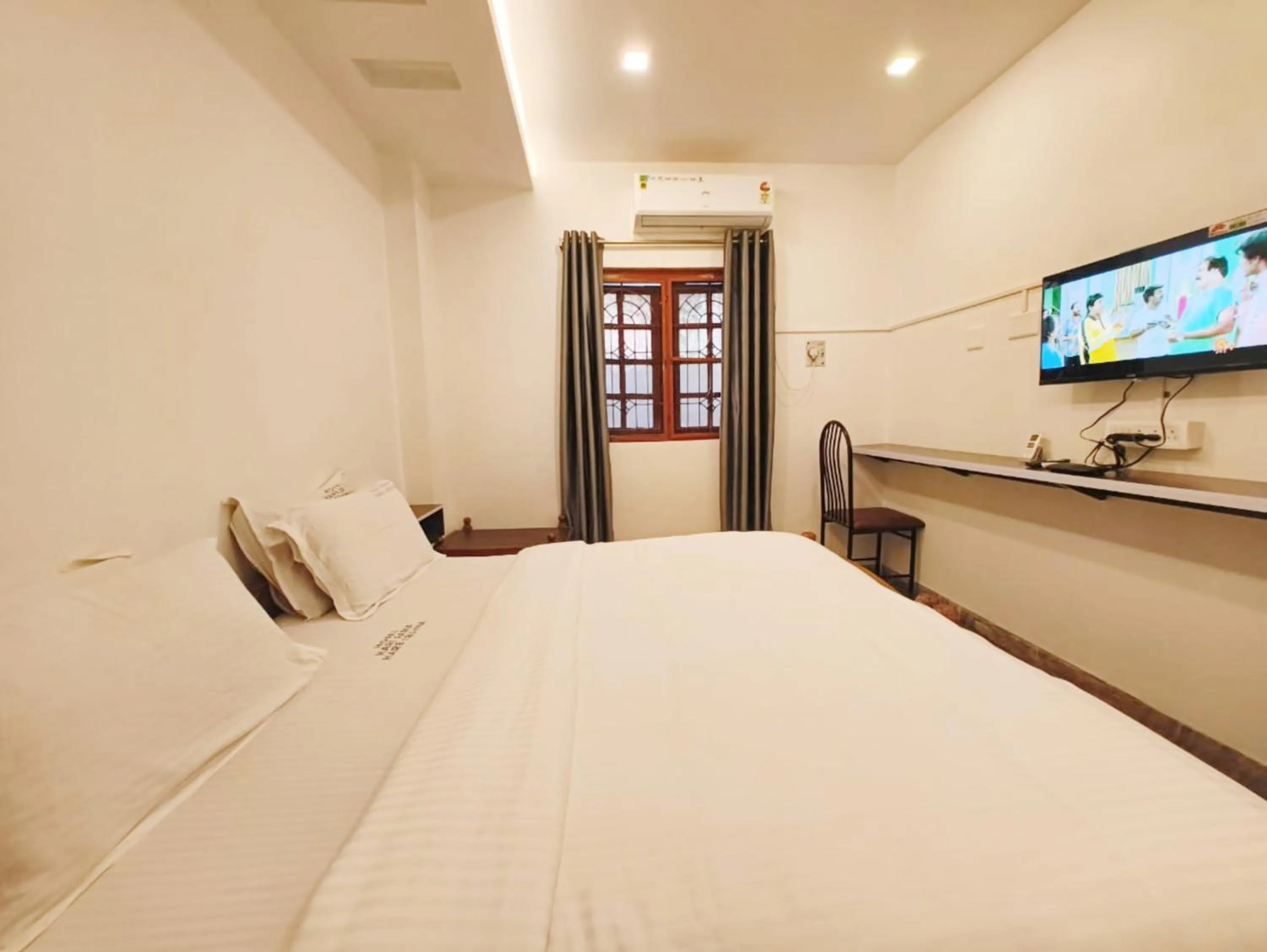TV and multimedia, Bed in Hare Rama Hare Krishna - EESHA Hotel