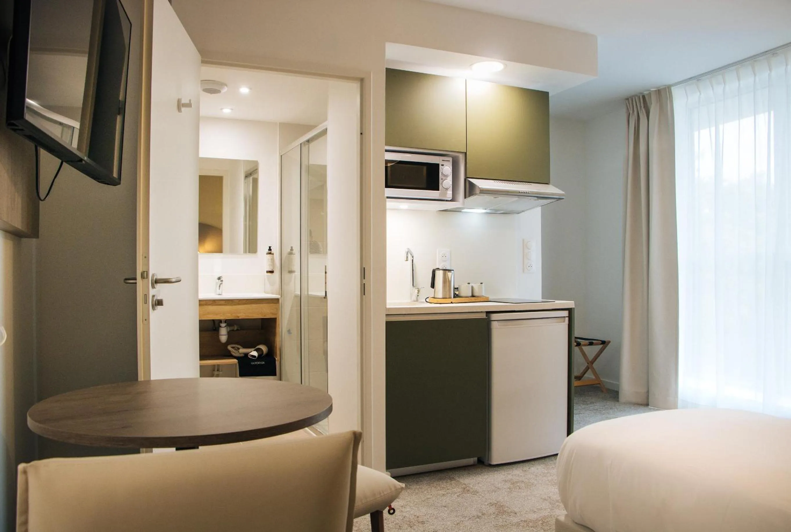 Bathroom, Bed in Adagio Access Bordeaux Sud Pessac