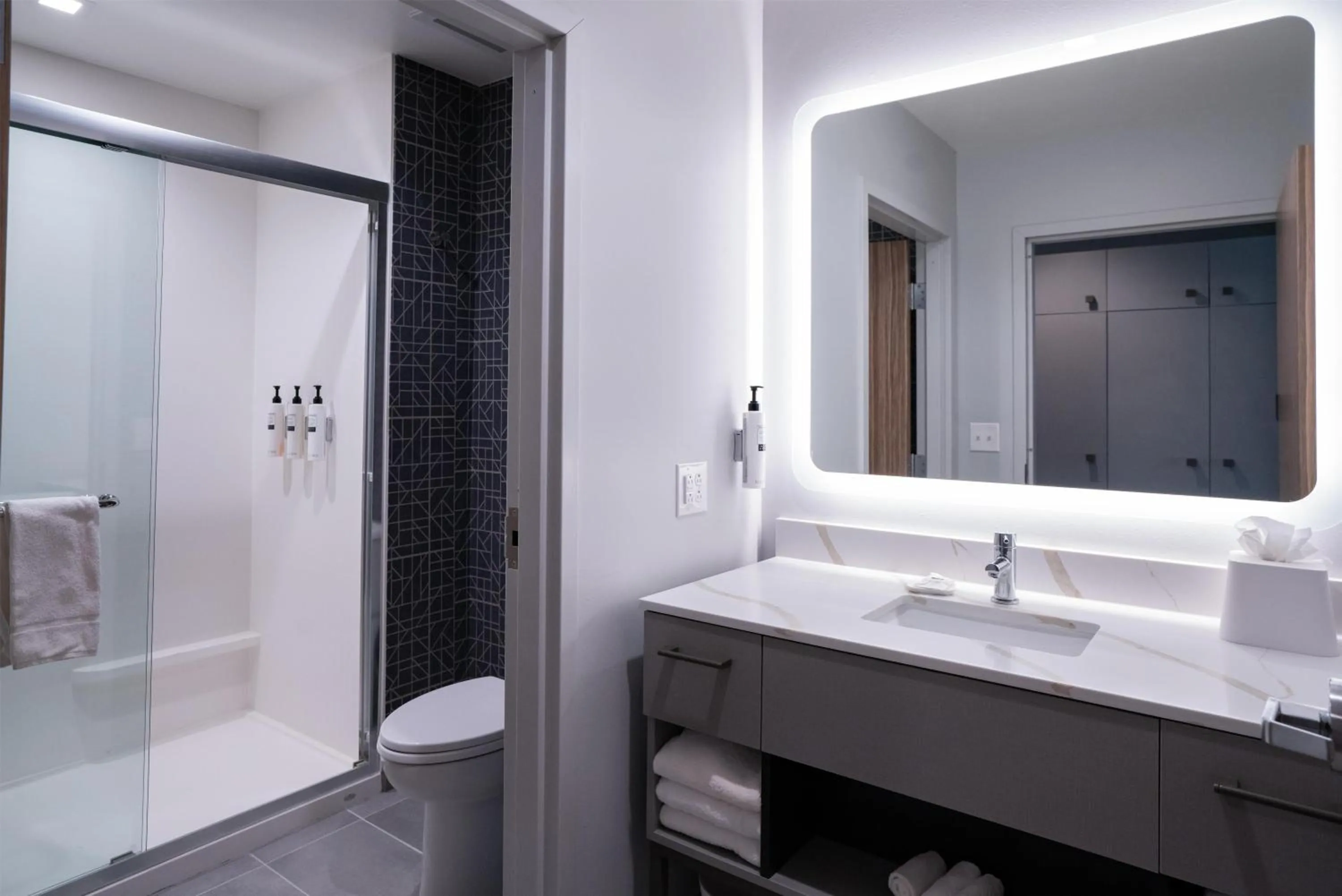 Bathroom, Bed in Homewood Suites By Hilton Hoover Birmingham