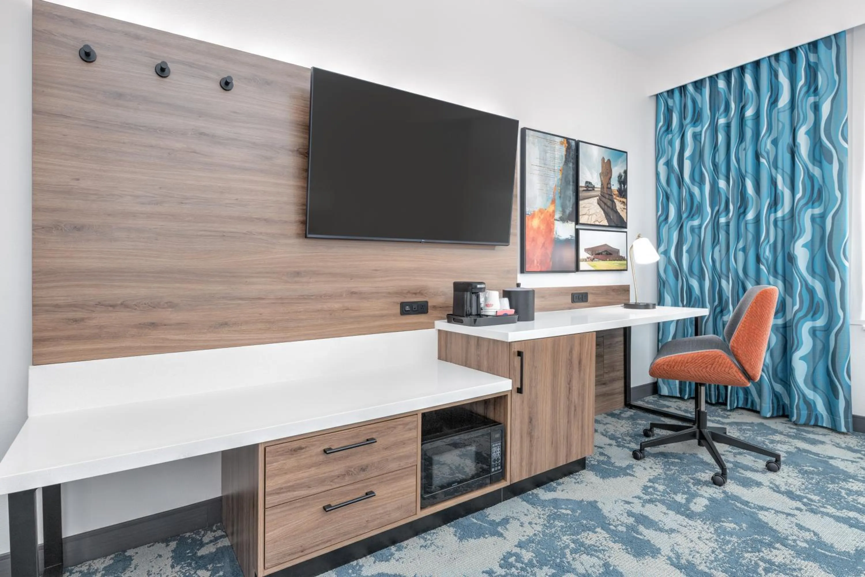 TV and multimedia in Hampton Inn & Suites Irving Hwy 183