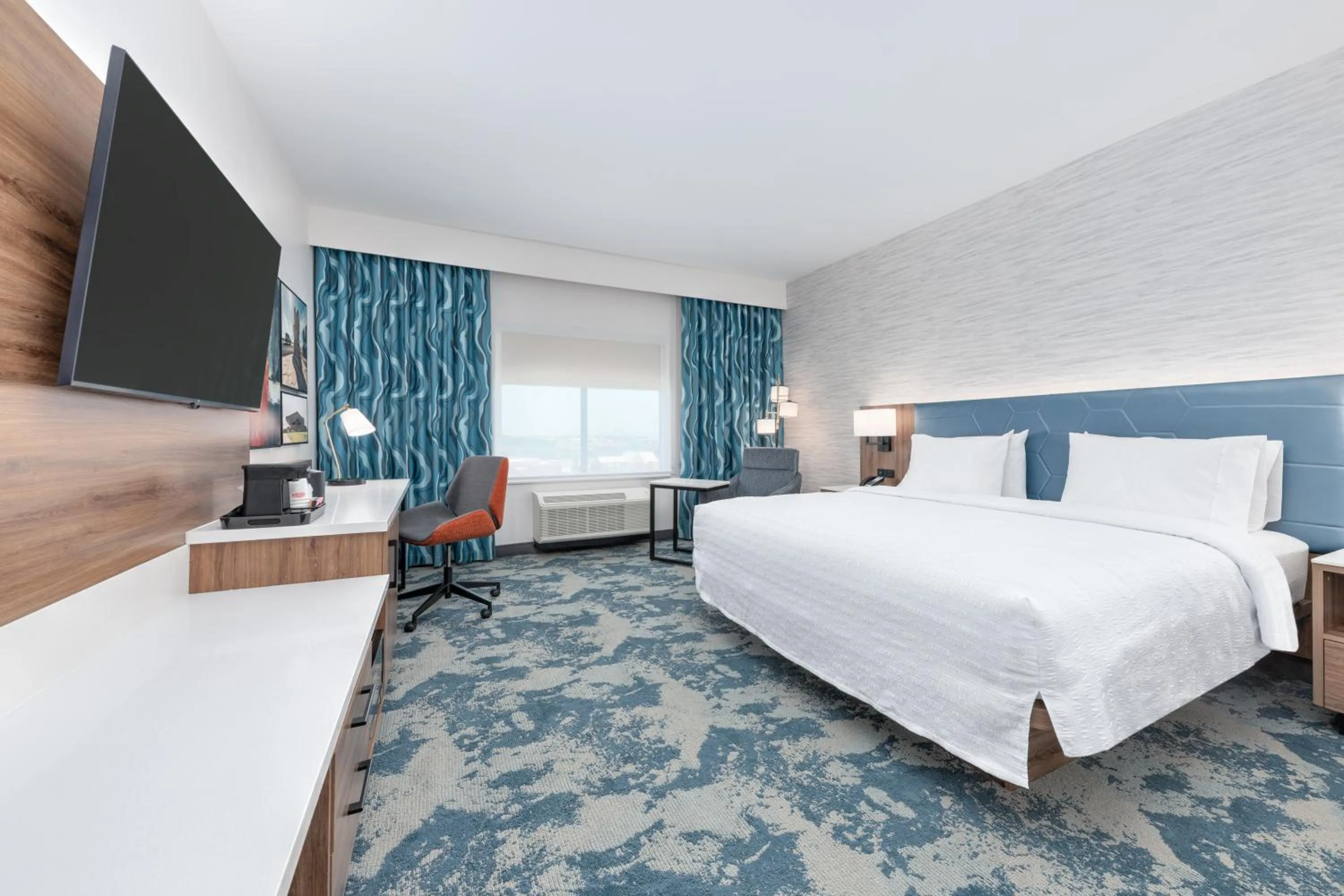 Bed in Hampton Inn & Suites Irving Hwy 183