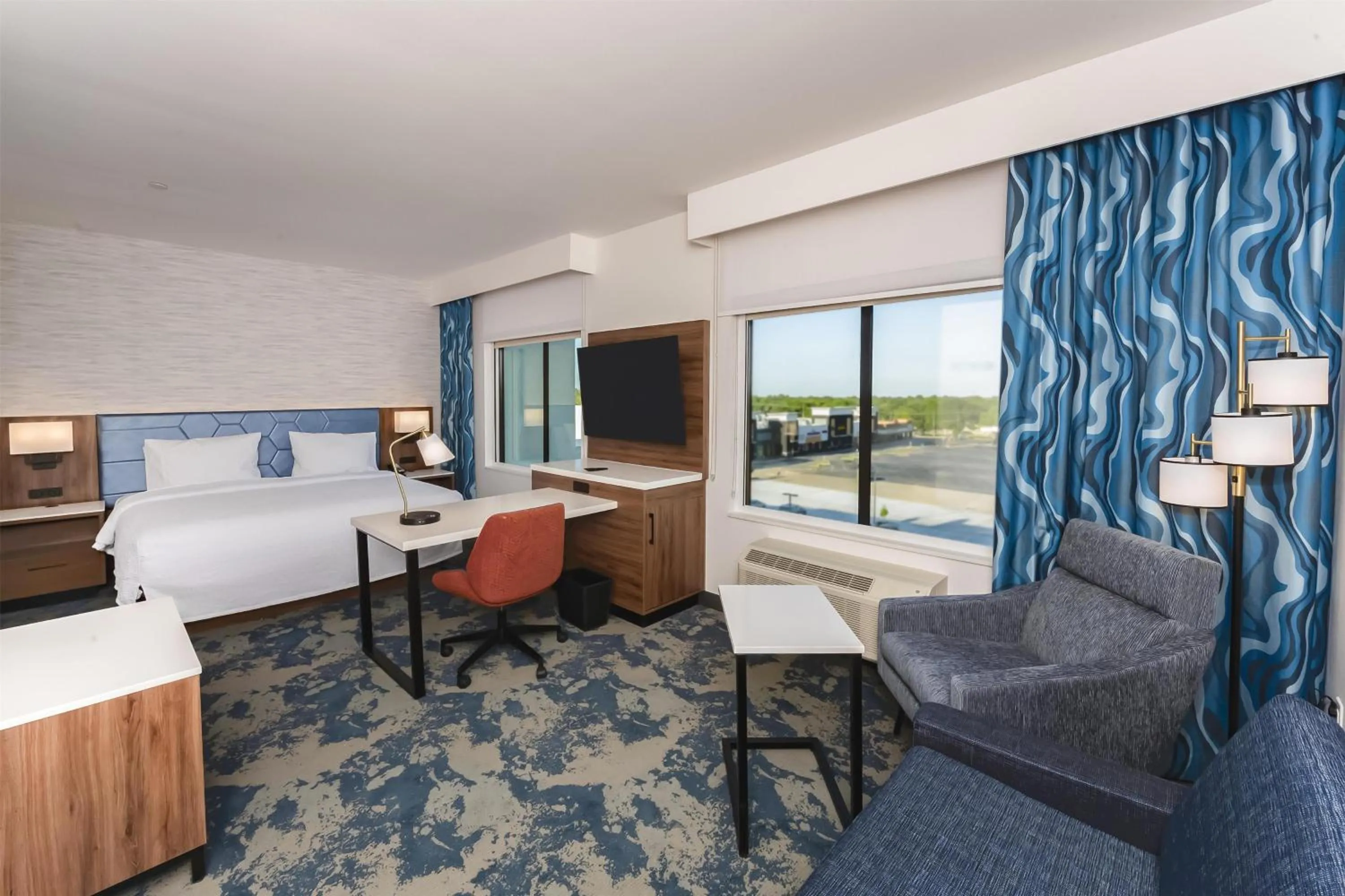 Bed in Hampton Inn & Suites Irving Hwy 183