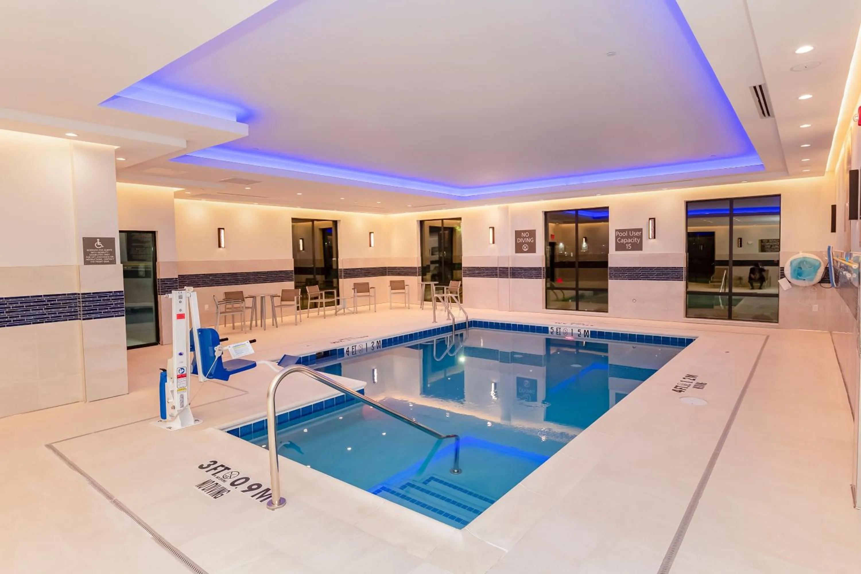 Swimming pool in Hampton Inn & Suites Irving Hwy 183