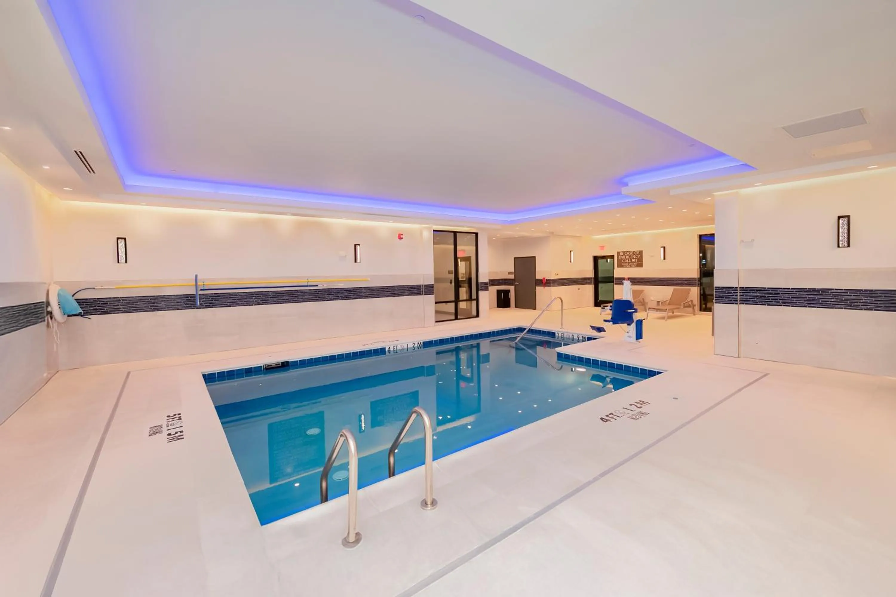 Swimming pool in Hampton Inn & Suites Irving Hwy 183