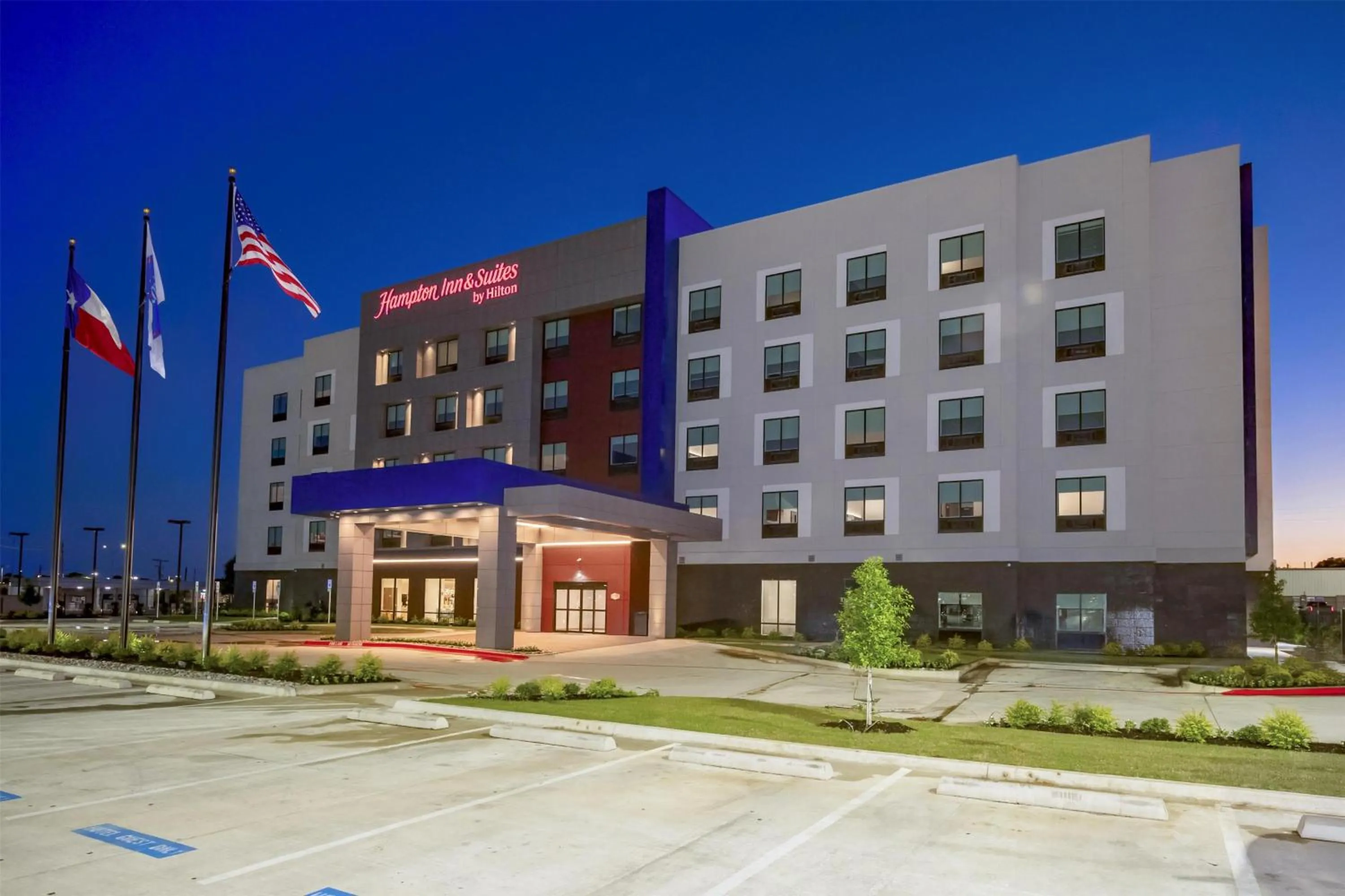 Property building in Hampton Inn & Suites Irving Hwy 183