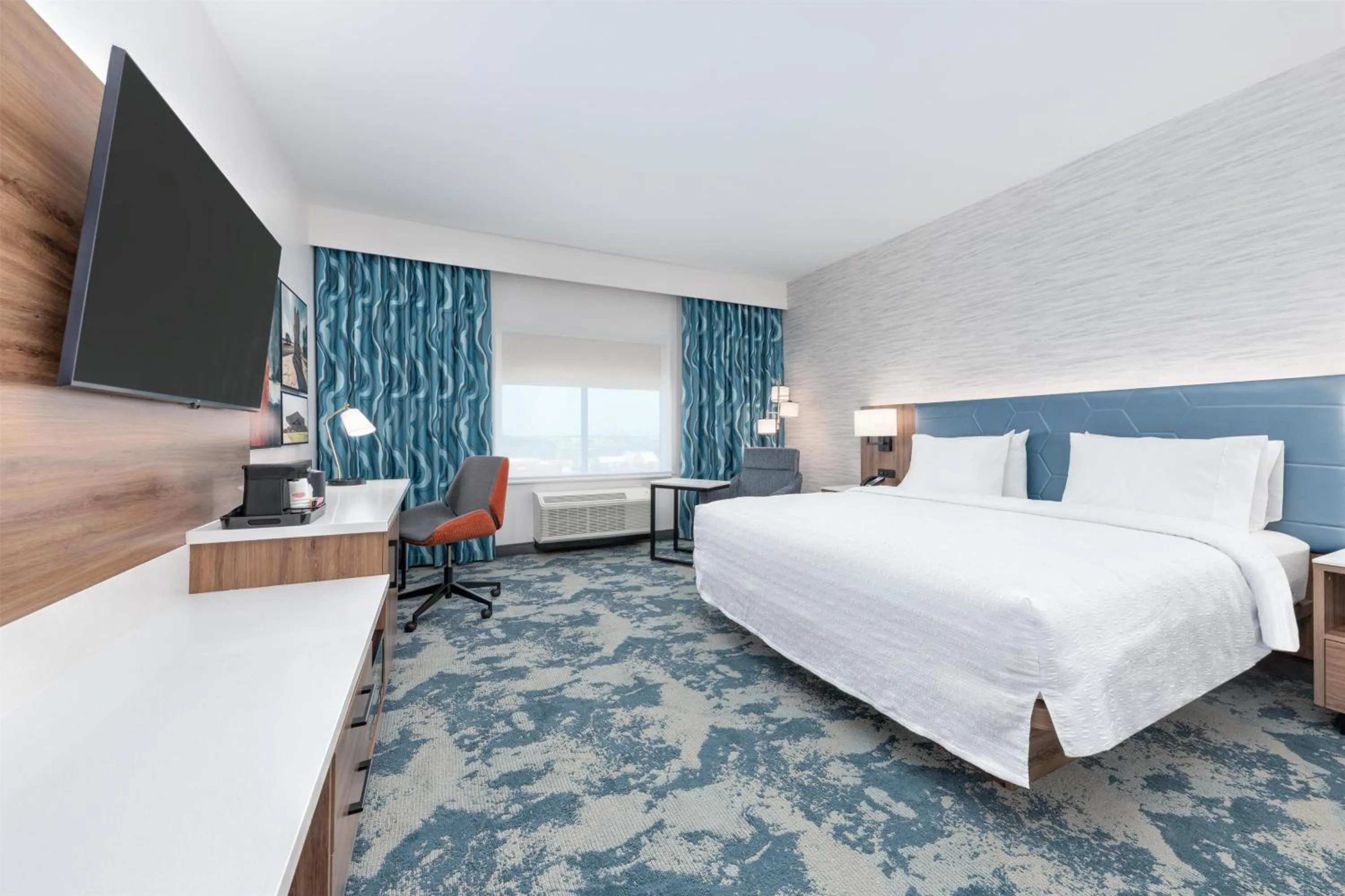 Bed in Hampton Inn & Suites Irving Hwy 183