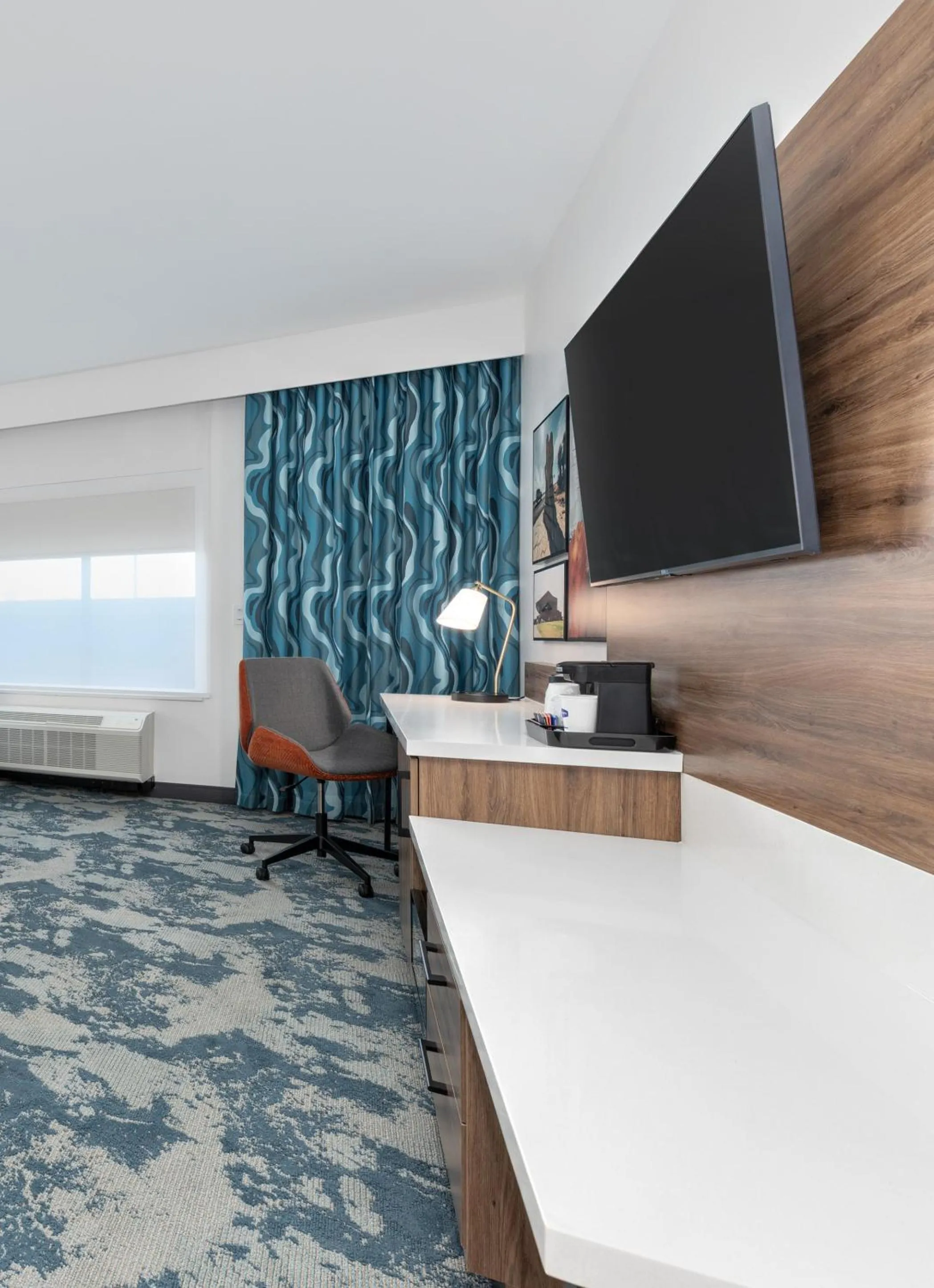 TV and multimedia, Bed in Hampton Inn & Suites Irving Hwy 183