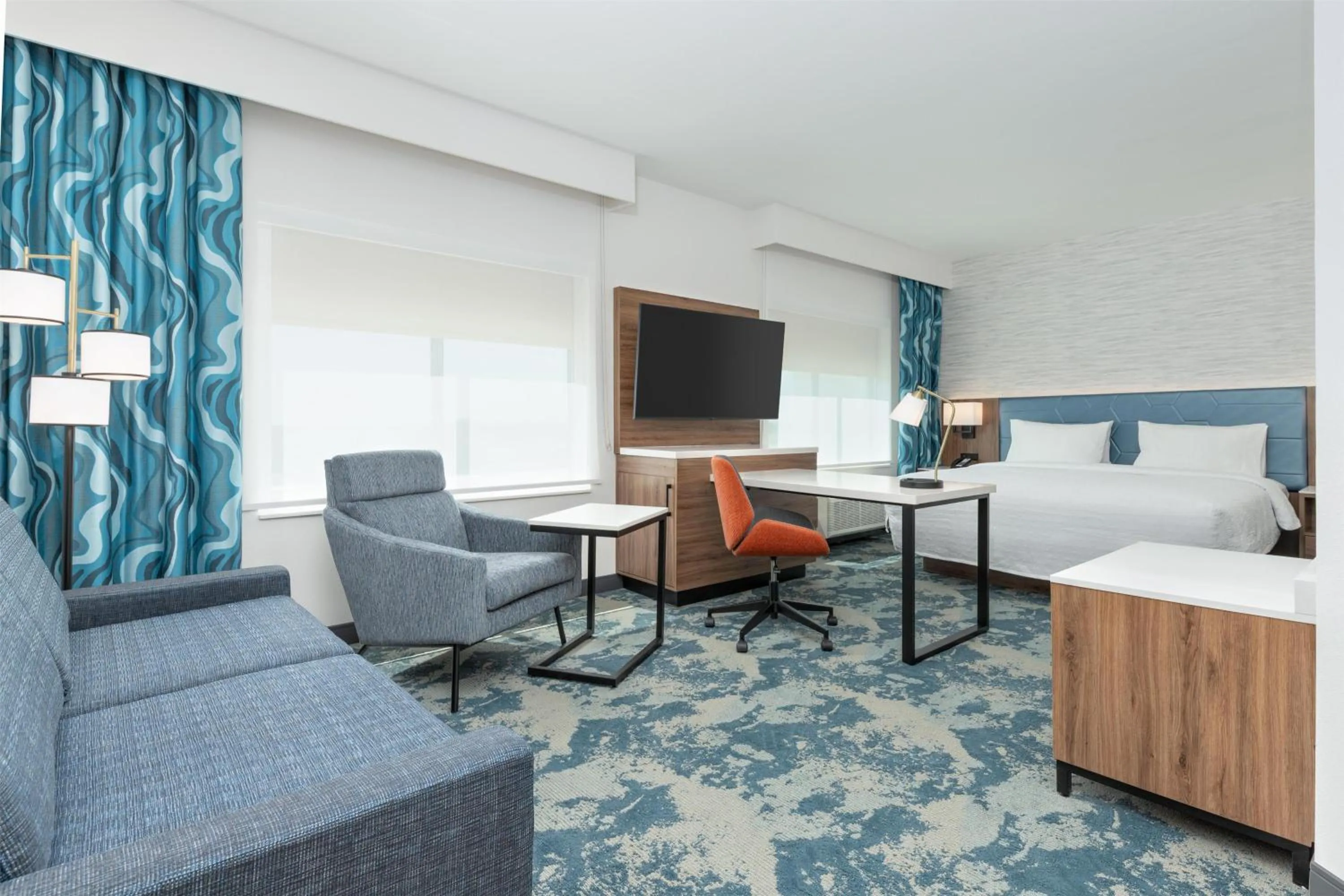 Living room, Bed in Hampton Inn & Suites Irving Hwy 183