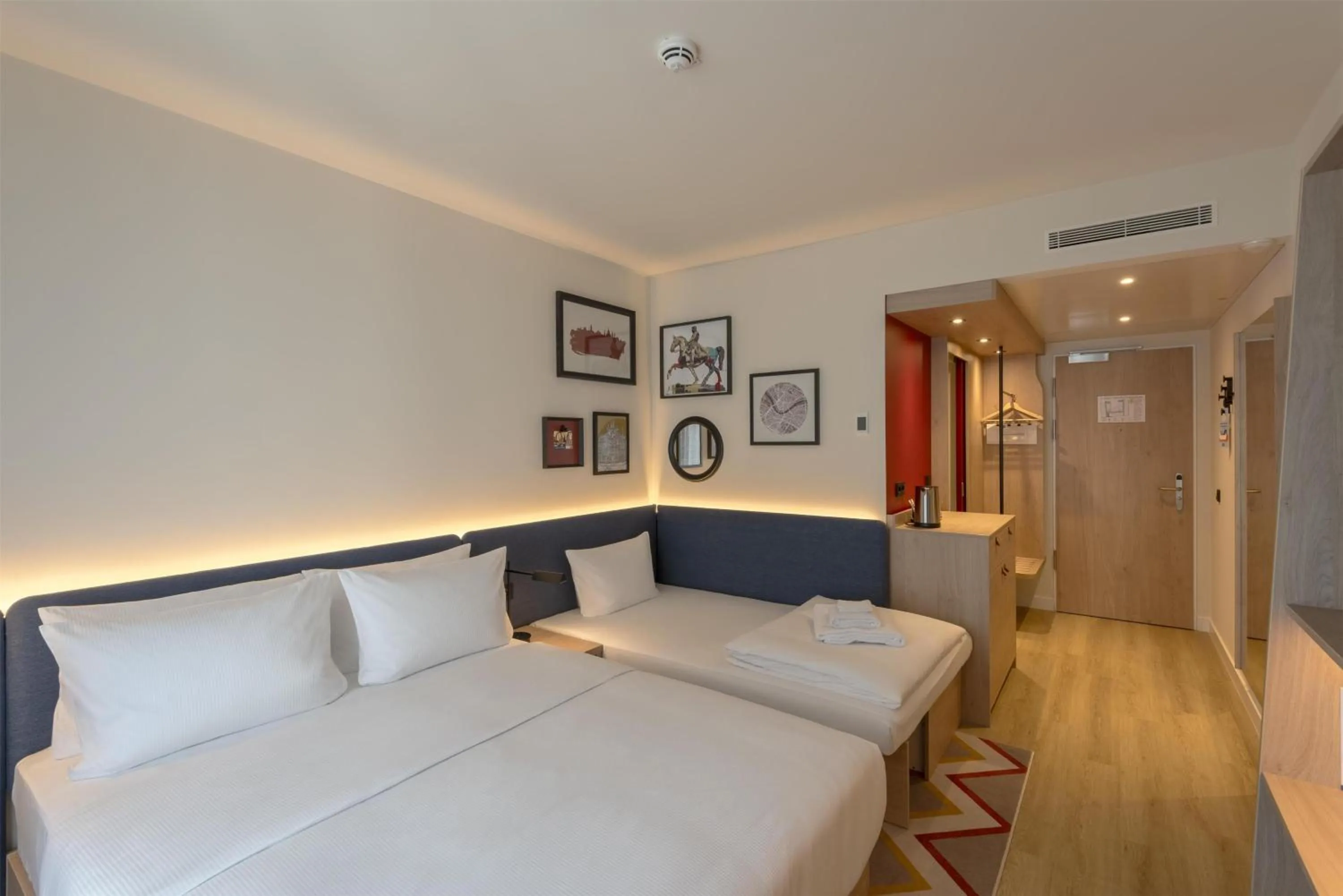 Living room, Bed in Hampton By Hilton Dresden City Centre