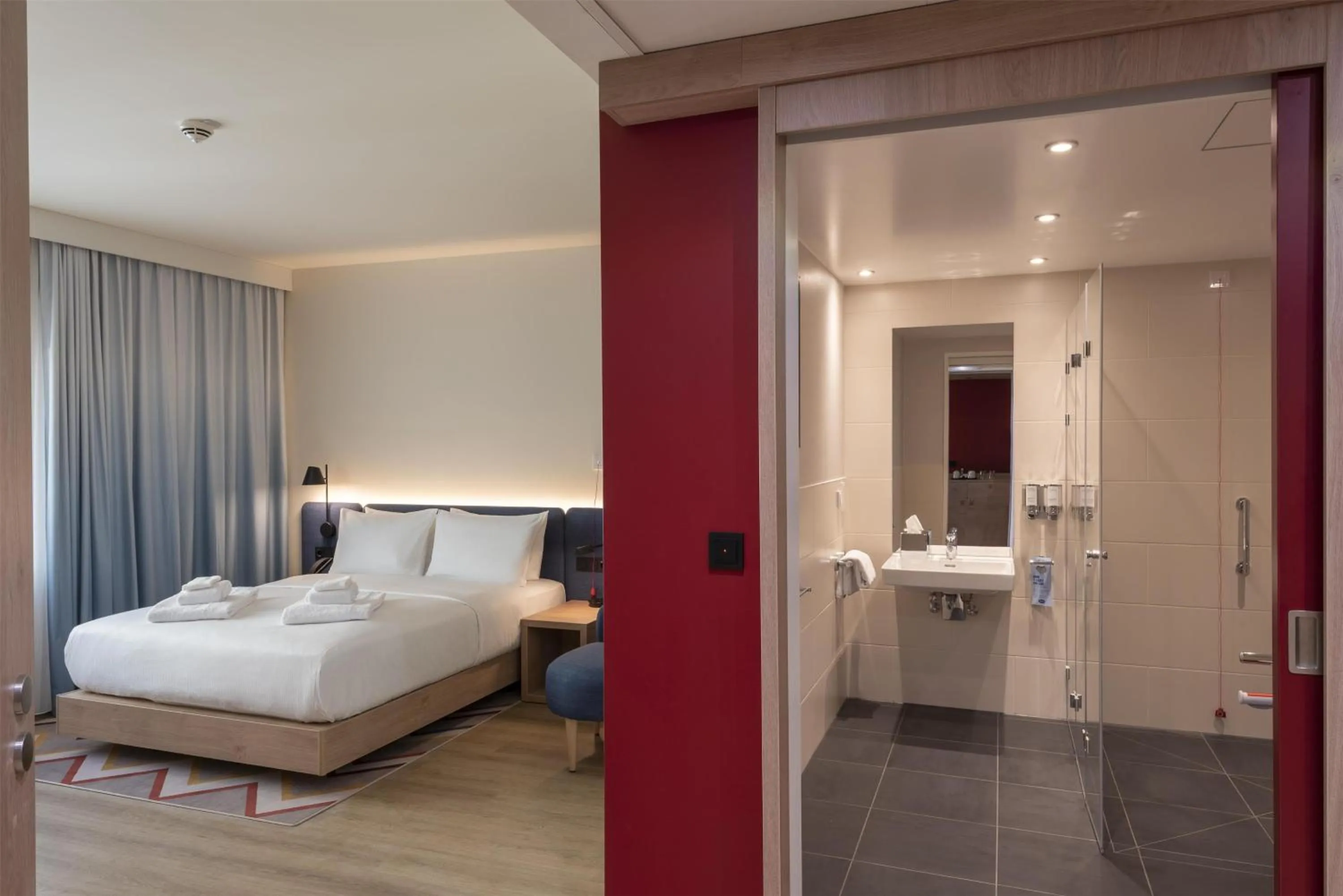 Bathroom, Bed in Hampton By Hilton Dresden City Centre