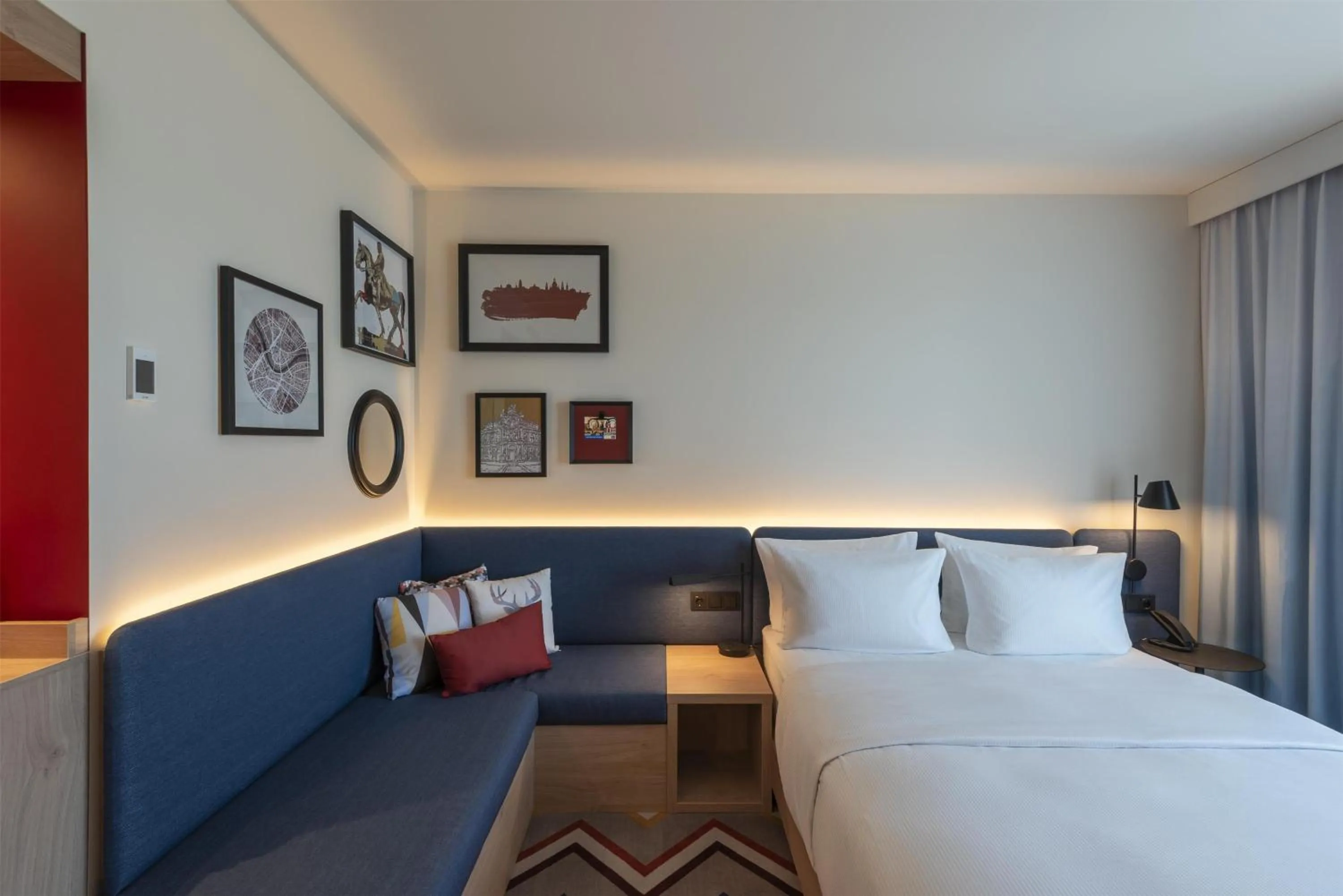 Living room, Bed in Hampton By Hilton Dresden City Centre