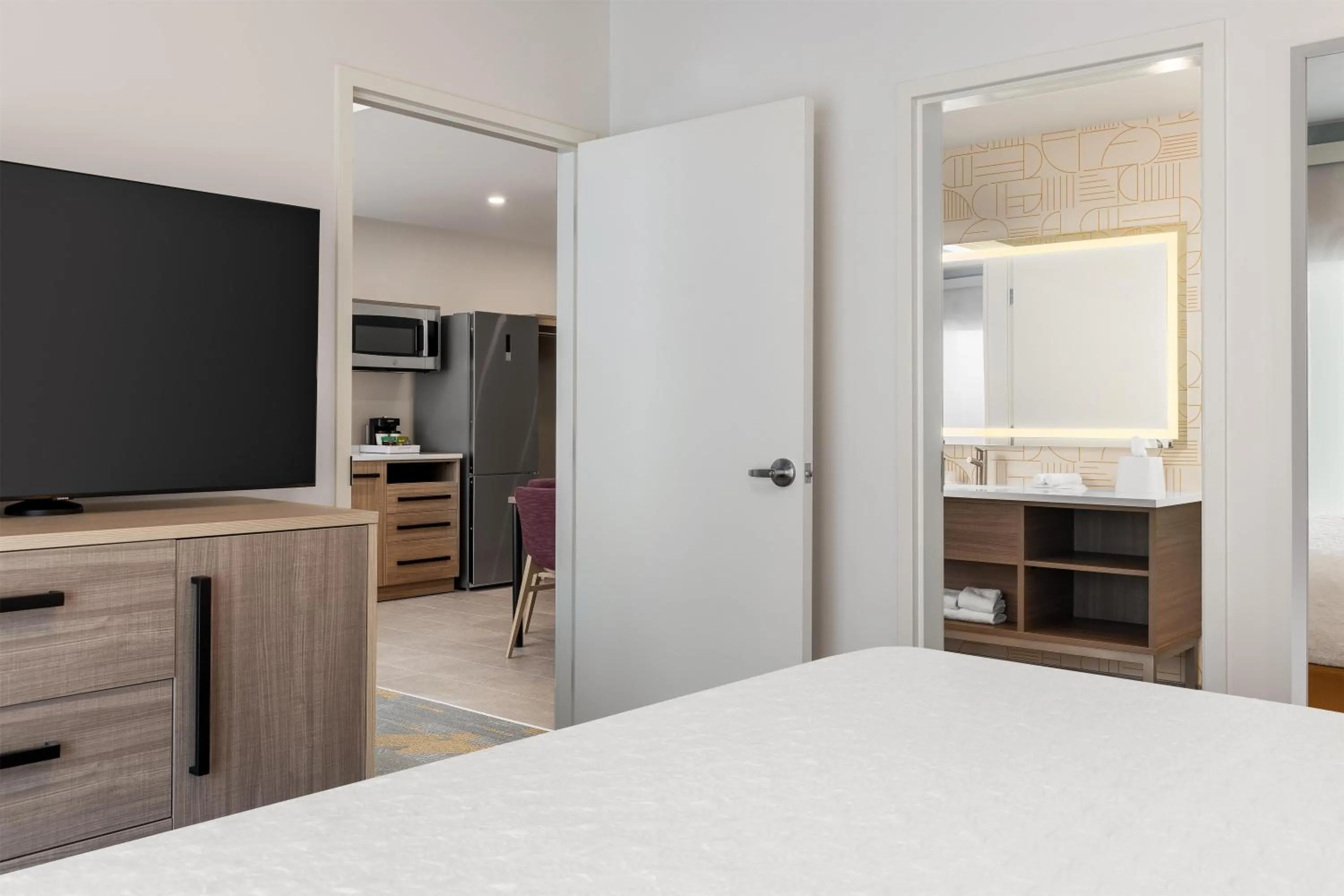 Living room, Bed in Home2 Suites By Hilton Vaughan Toronto On