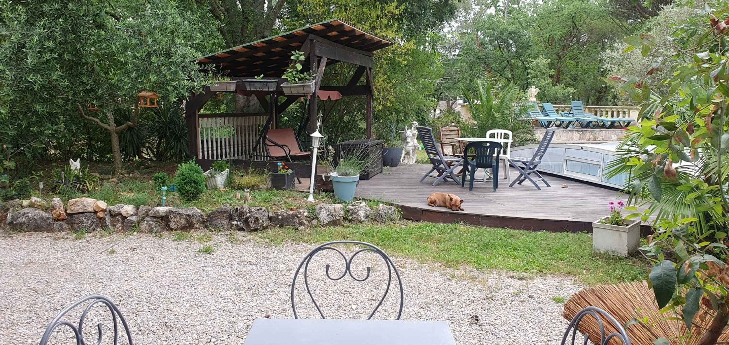 Garden view in Le Donjon des Combes et son Spa