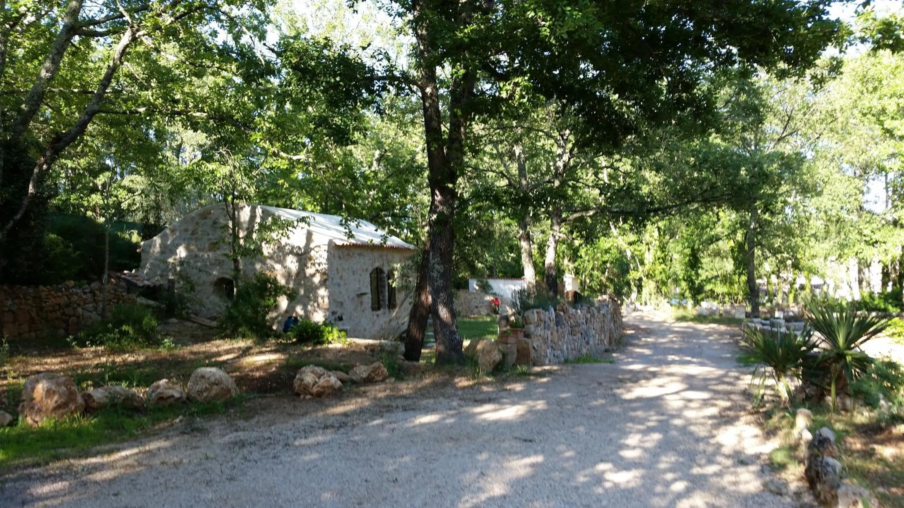 Garden view in Le Donjon des Combes et son Spa