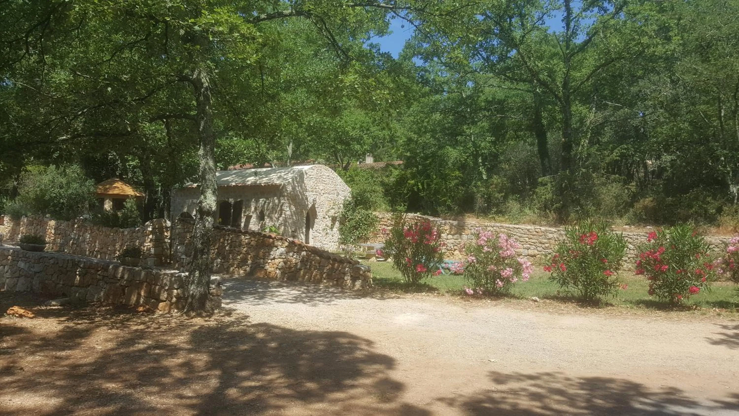Facade/entrance in Le Donjon des Combes et son Spa