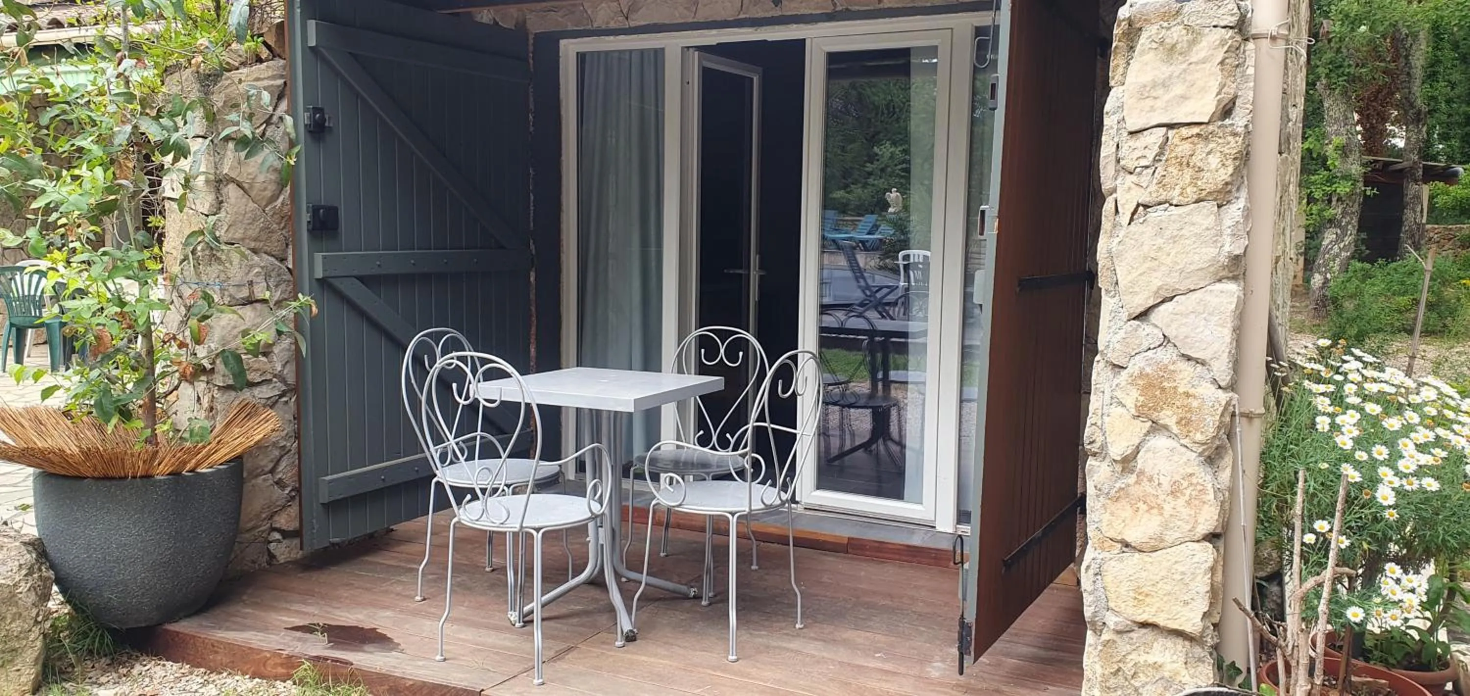 Patio in Le Donjon des Combes et son Spa