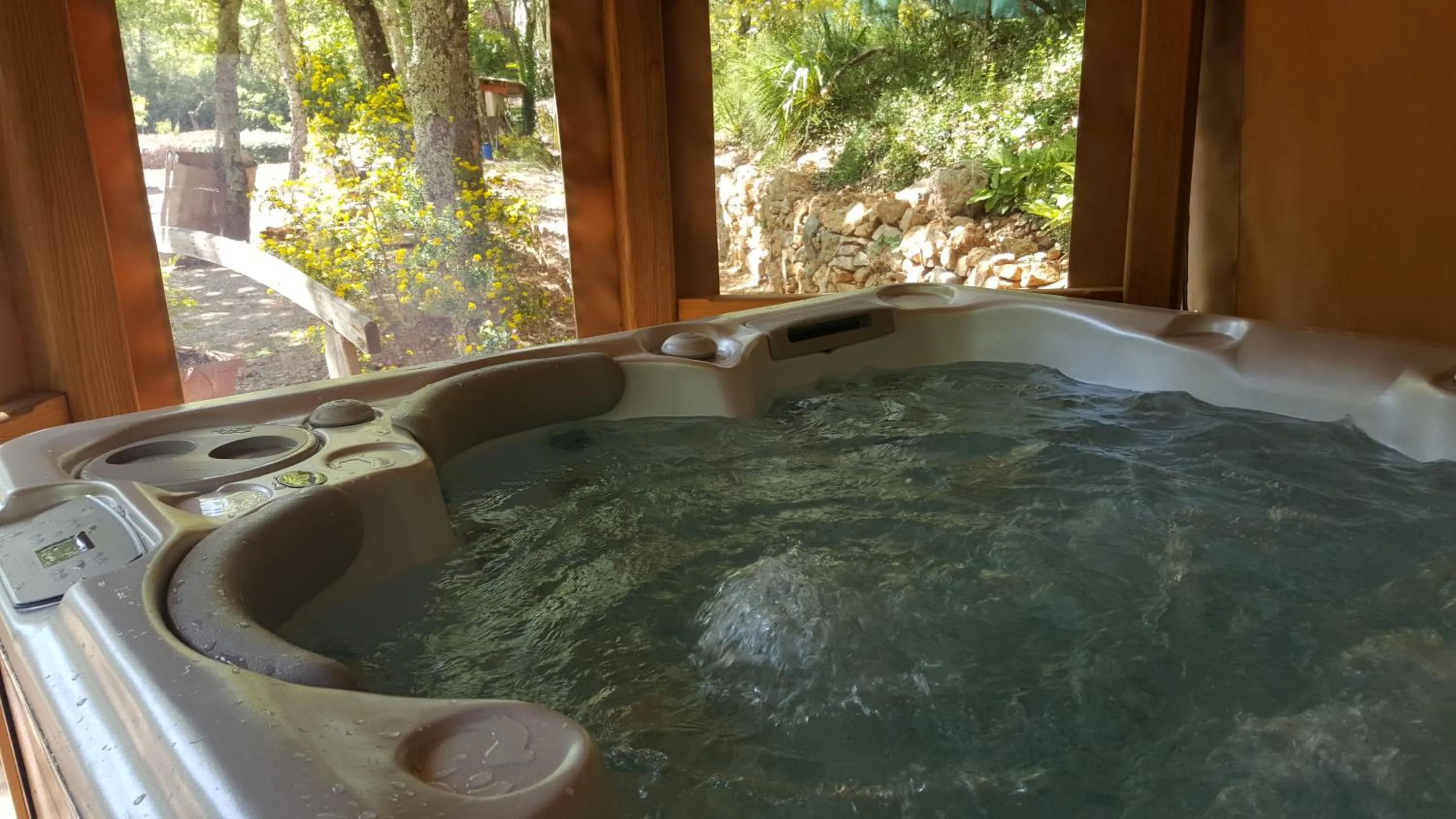 Hot Tub in Le Donjon des Combes et son Spa