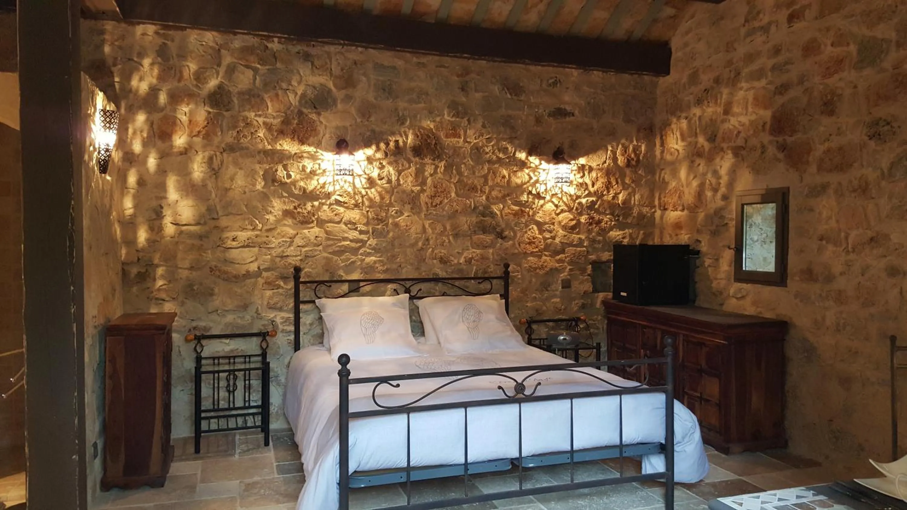 Photo of the whole room, Bed in Le Donjon des Combes et son Spa