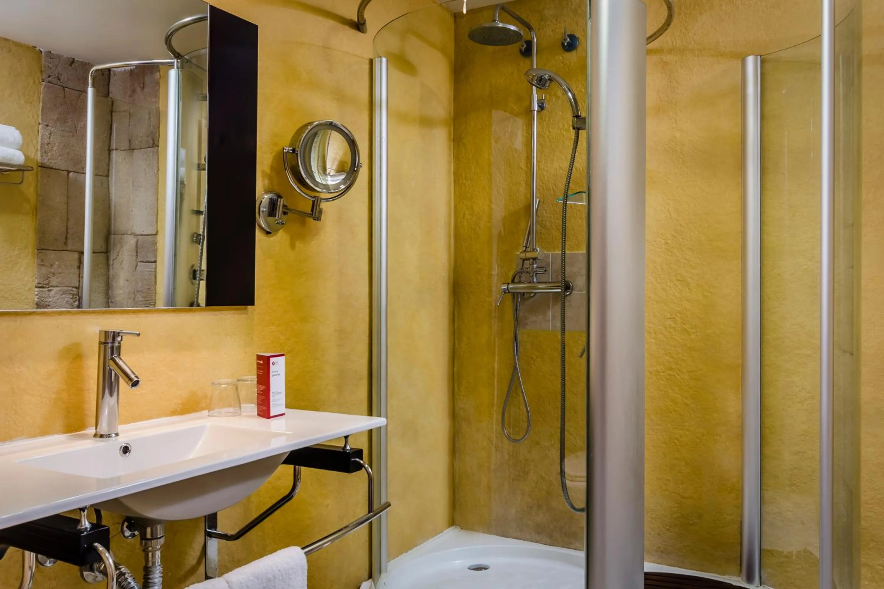 Shower in Exe Cunit Suites & Spa