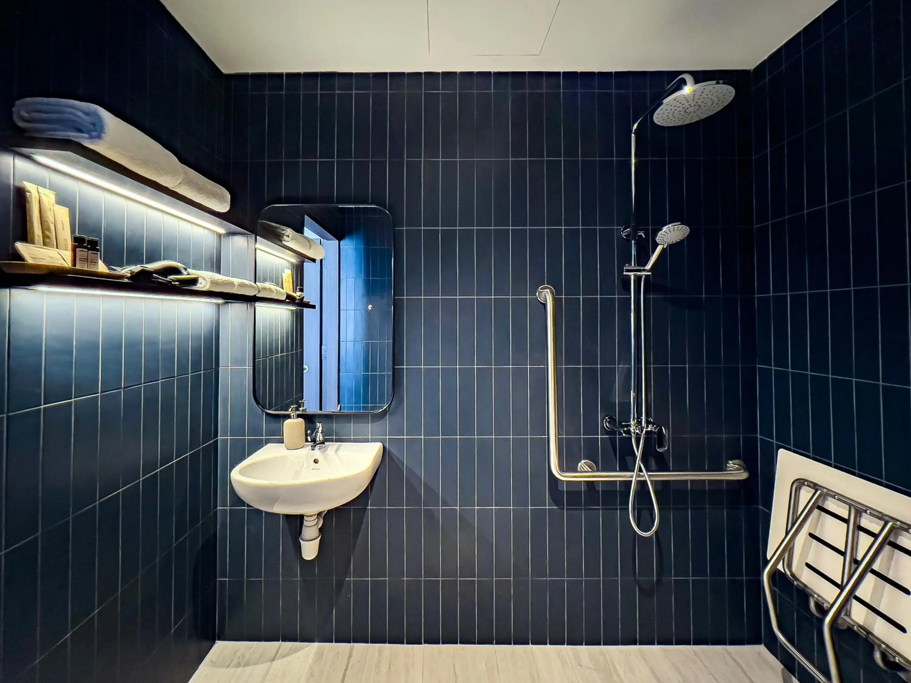 Bathroom in Coliwoo Hotel Kampong Glam - CoLiving