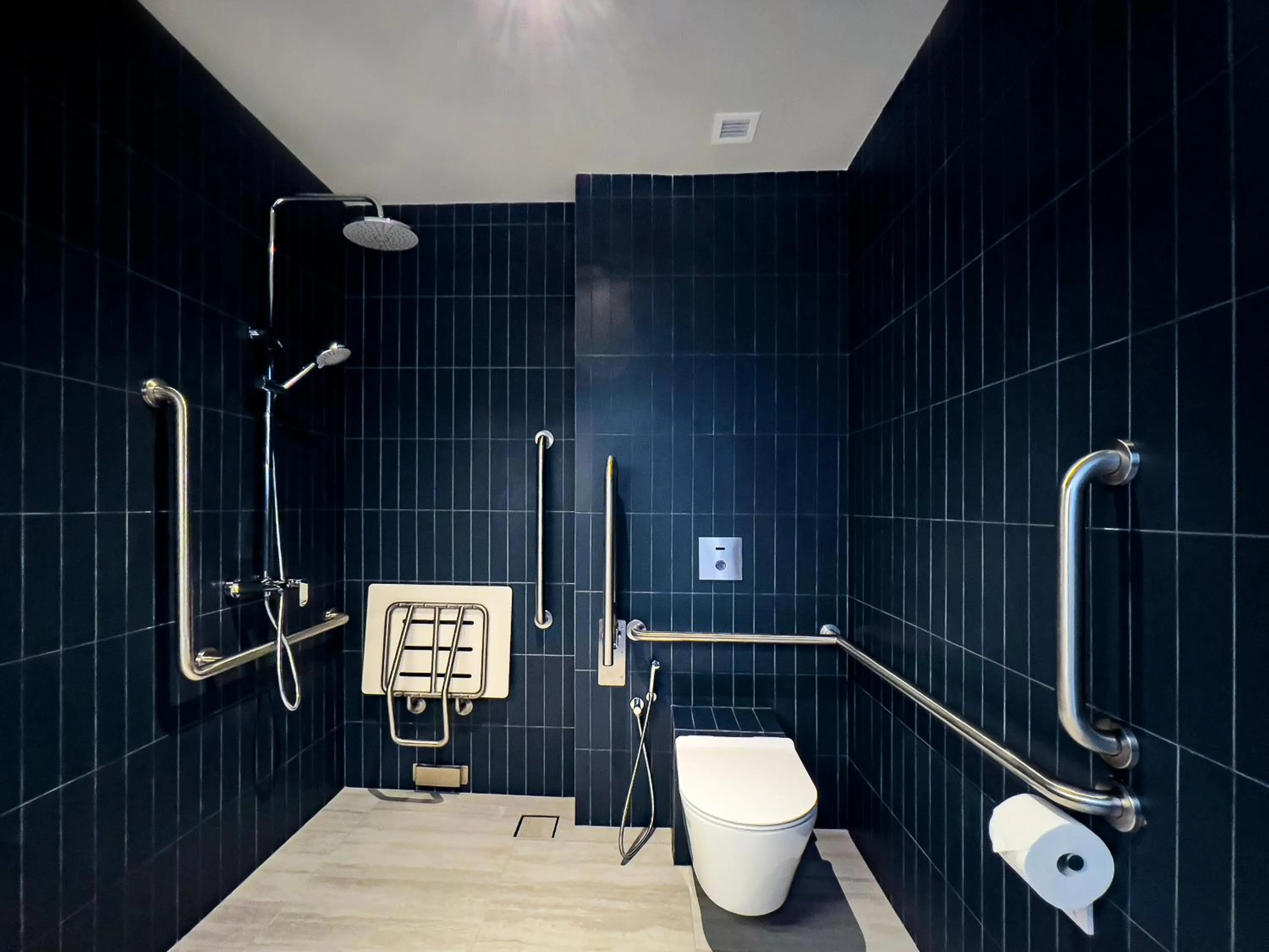 Bathroom in Coliwoo Hotel Kampong Glam - CoLiving