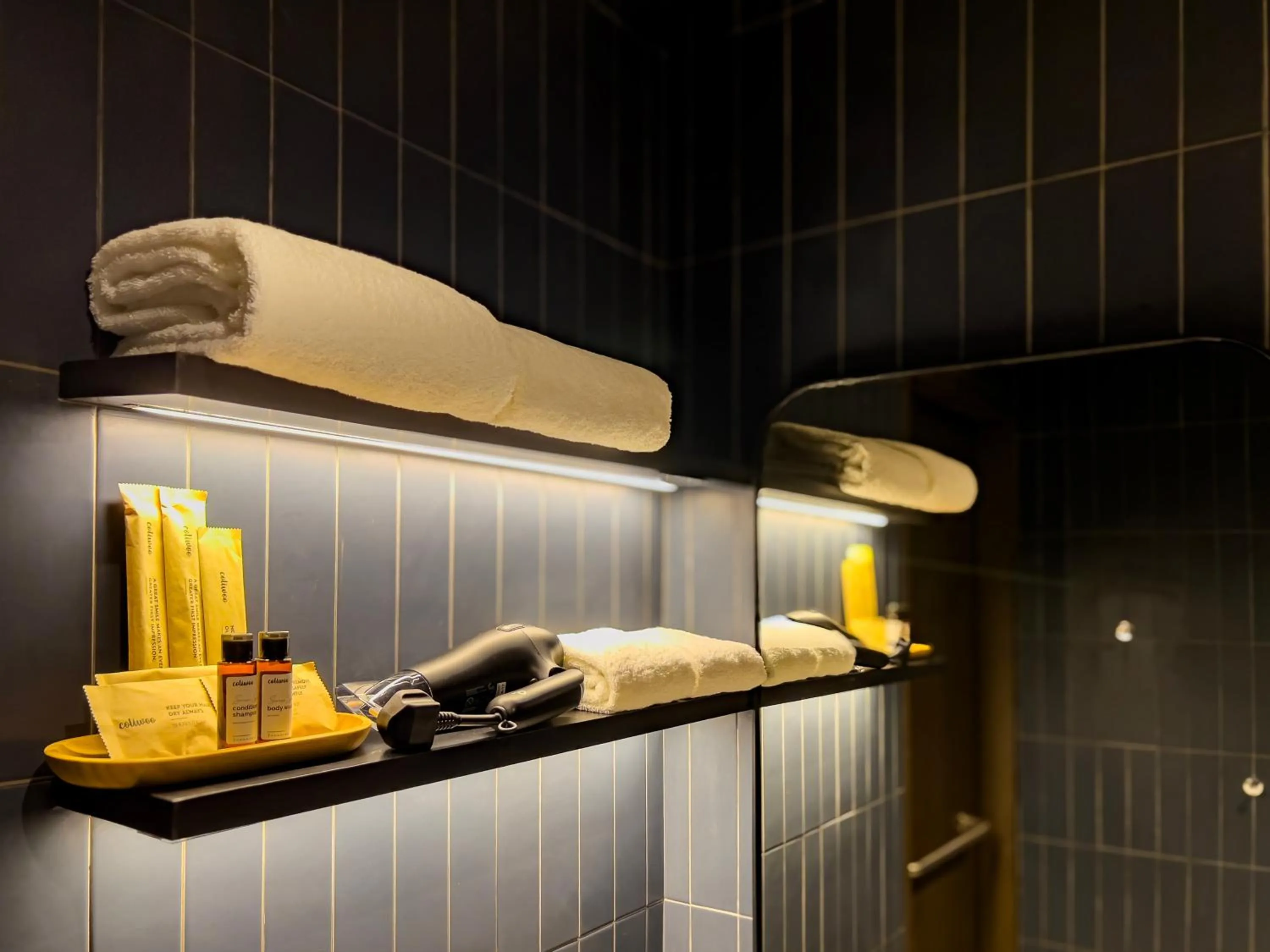 towels in Coliwoo Hotel Kampong Glam - CoLiving